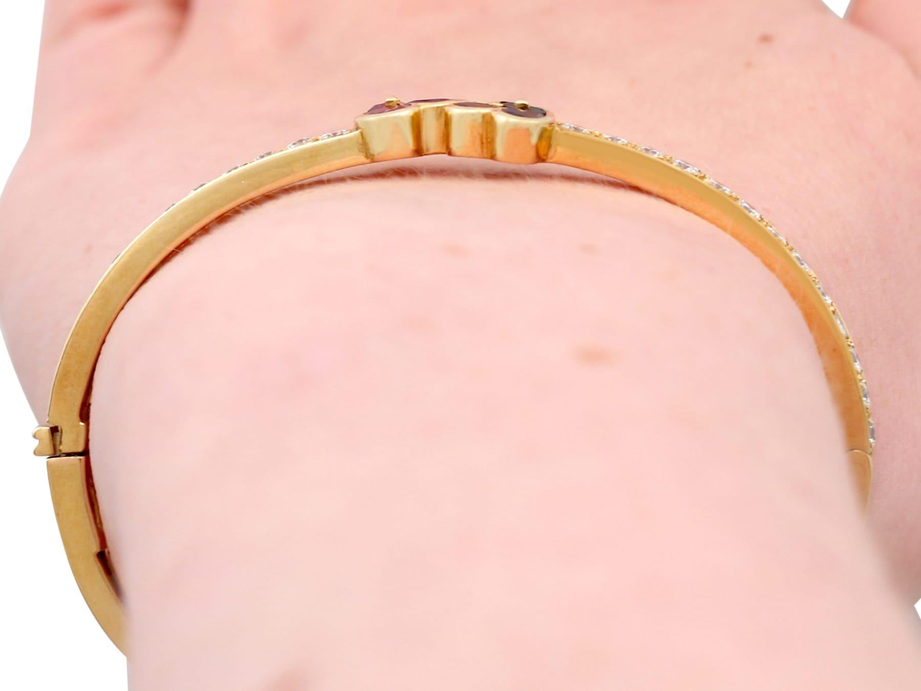 Bracelet jonc en or français vintage des années 1980 avec rubis de 1,05 carat, diamants de 2,16 carats et saphirs en vente 6