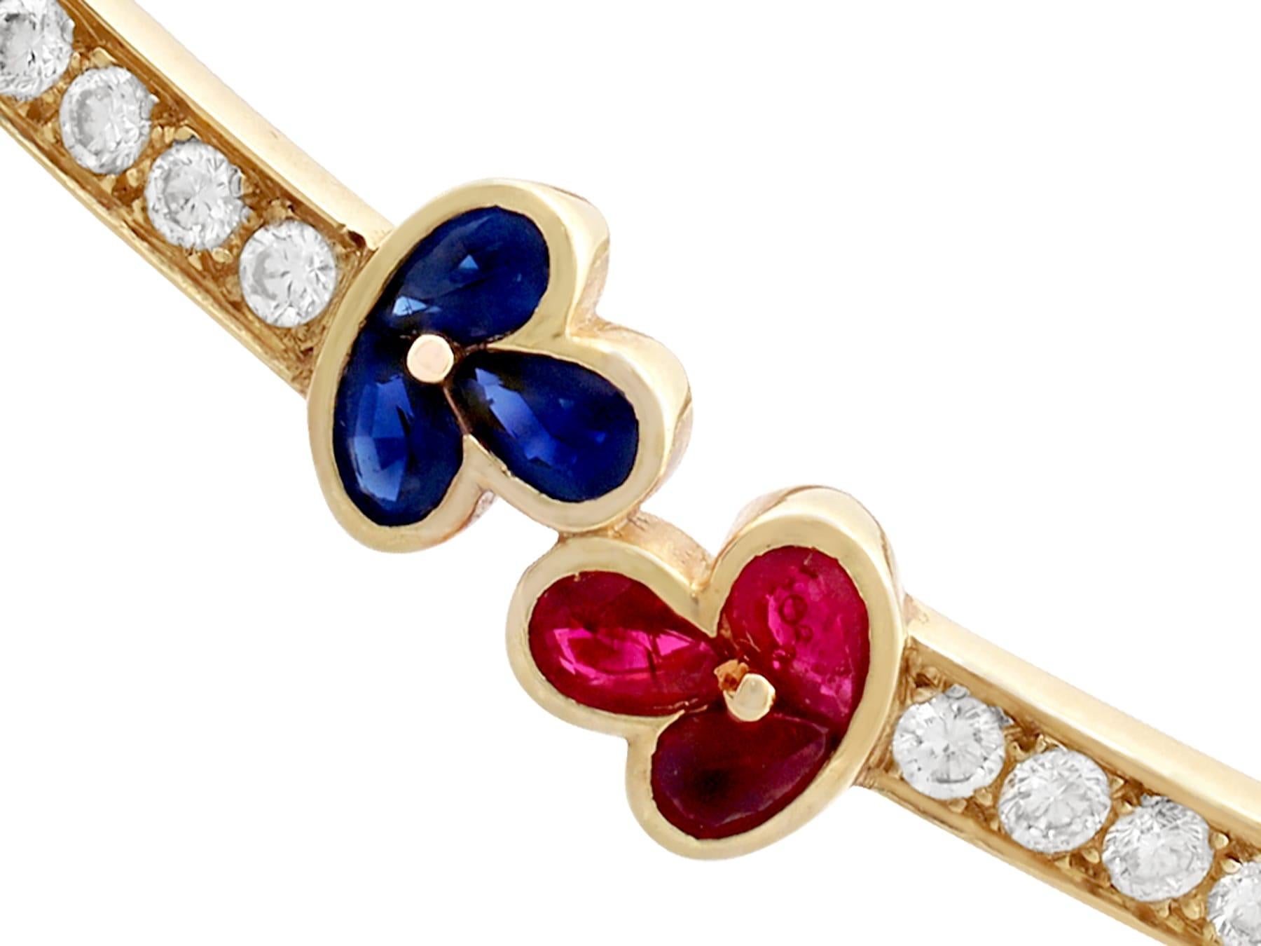 Taille poire Bracelet jonc en or français vintage des années 1980 avec rubis de 1,05 carat, diamants de 2,16 carats et saphirs en vente