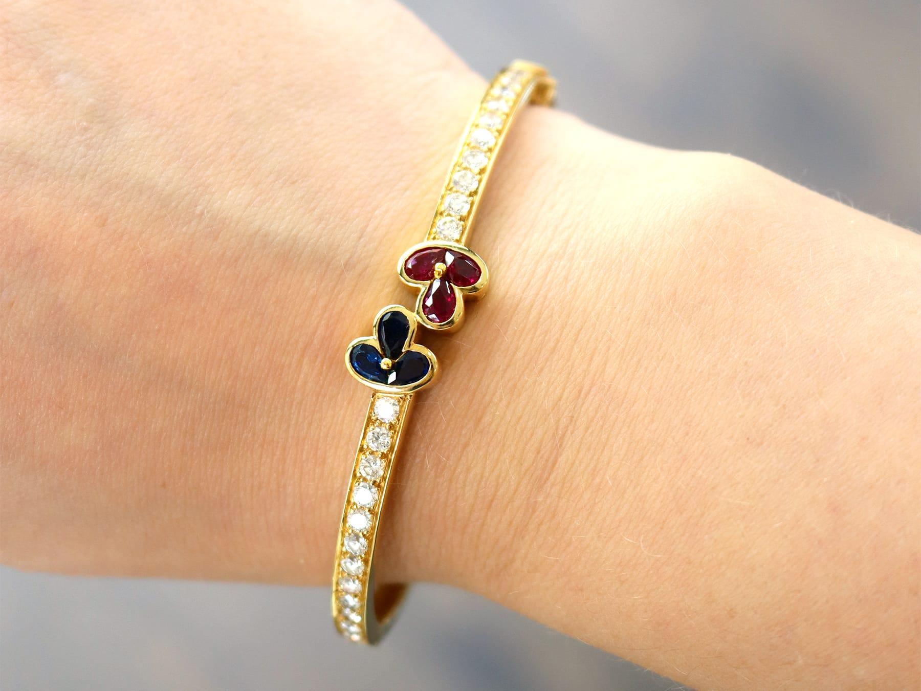 Taglio a goccia Bangle d'oro francese vintage anni '80 da 1,05 carati di rubino e 2,16 carati di diamanti e zaffiri in vendita
