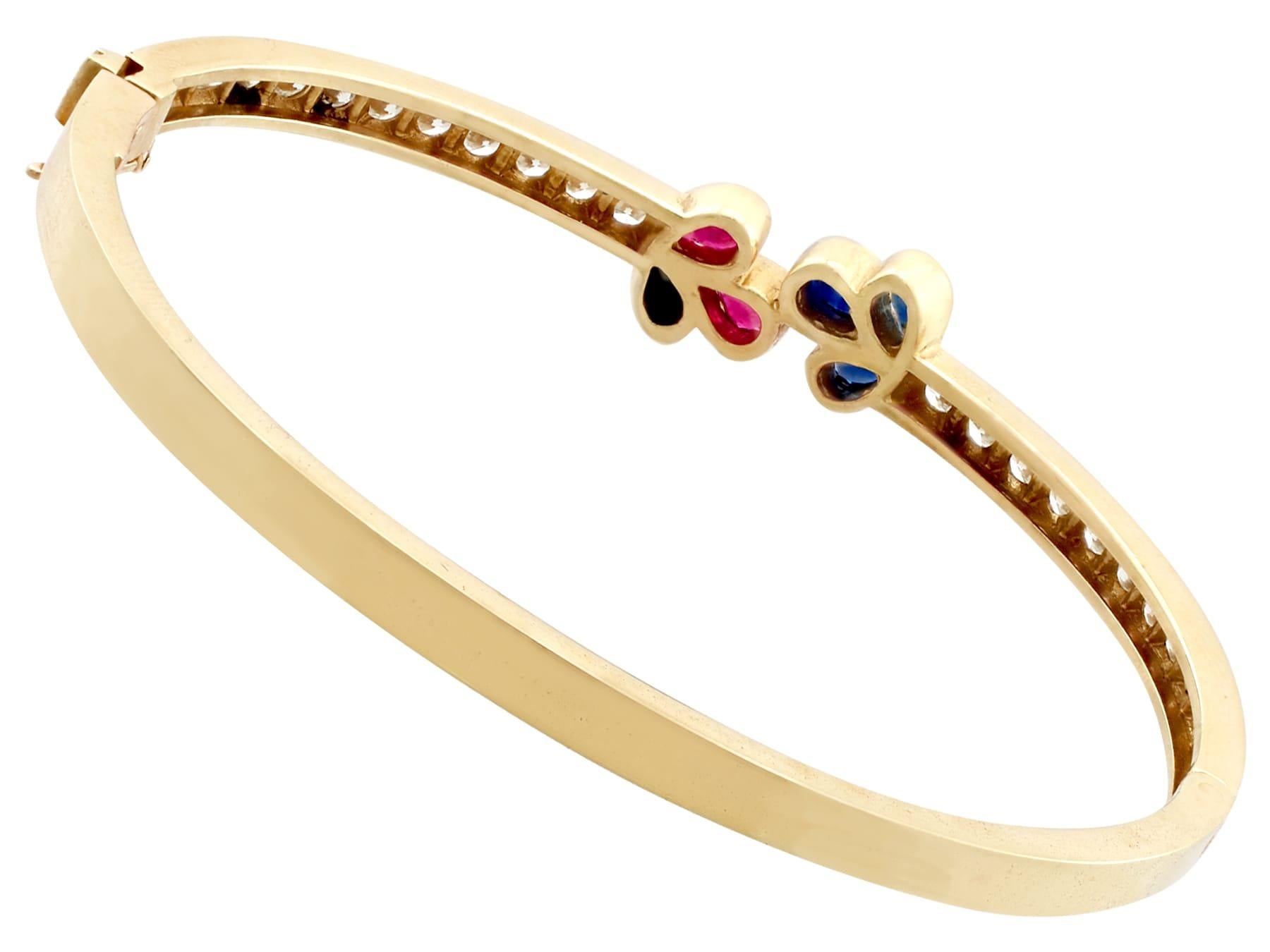 Bracelet jonc en or français vintage des années 1980 avec rubis de 1,05 carat, diamants de 2,16 carats et saphirs en vente 1