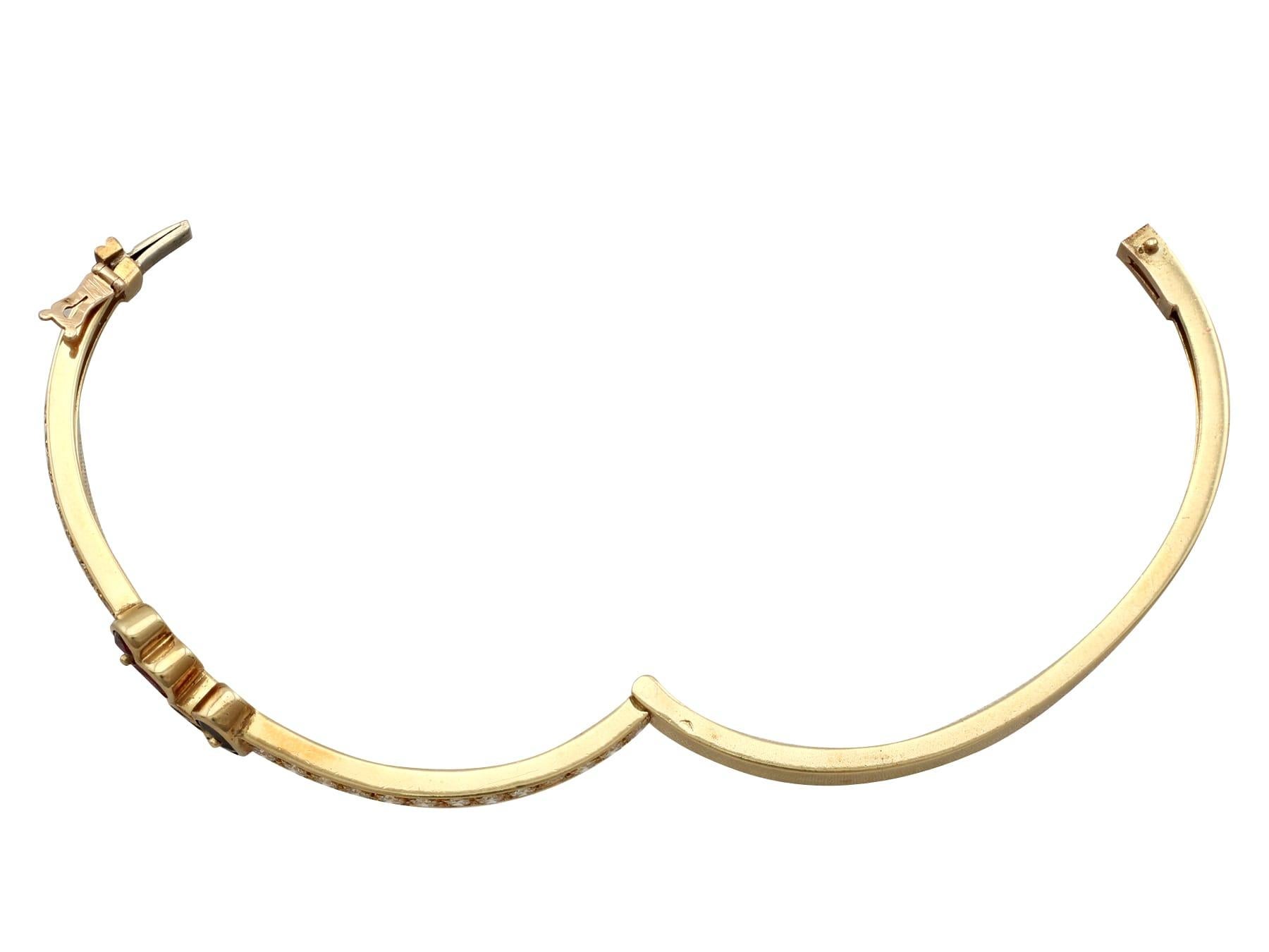 Bracelet jonc en or français vintage des années 1980 avec rubis de 1,05 carat, diamants de 2,16 carats et saphirs en vente 2