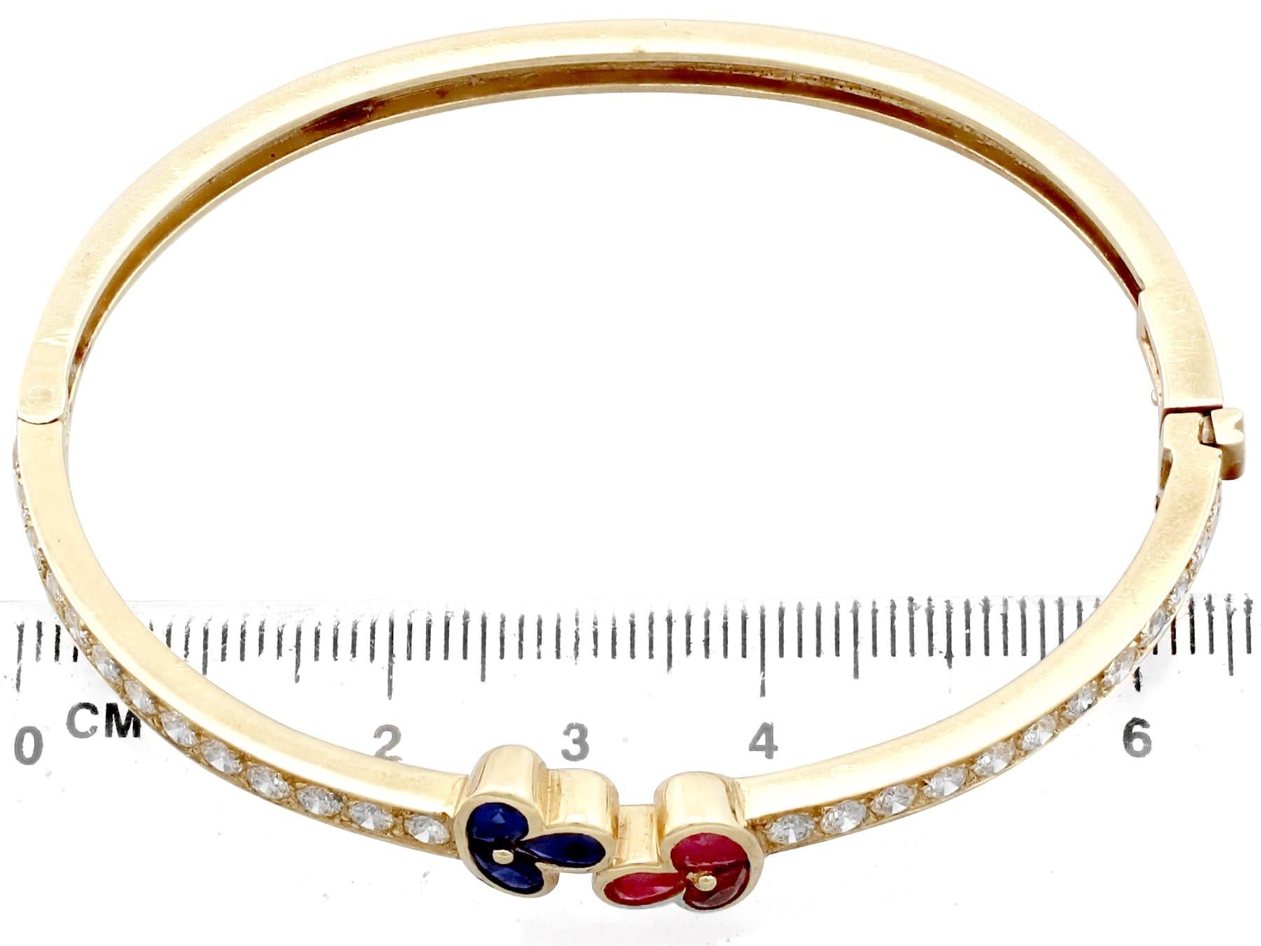 Brazalete de oro vintage francés de los años 80 1,05 quilates de rubí 2,16 quilates de diamantes y zafiro en venta 3