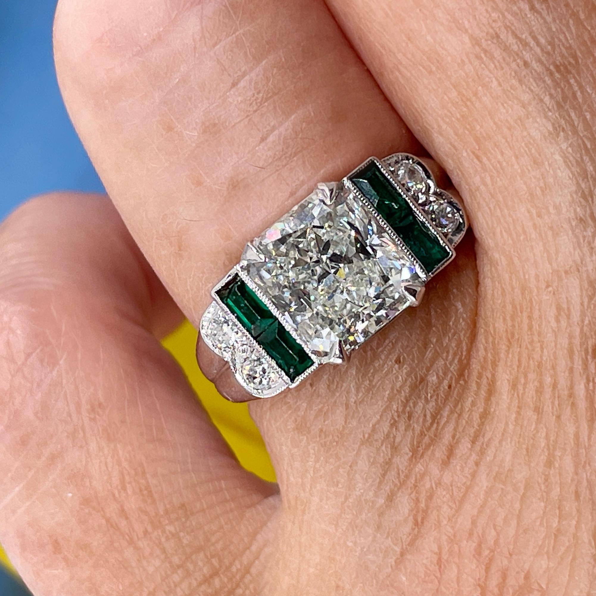 1980s Vintage GIA 3.77ctw Radiant cut DIAMOND & Green EMERALDs Platinum Ring For Sale 6