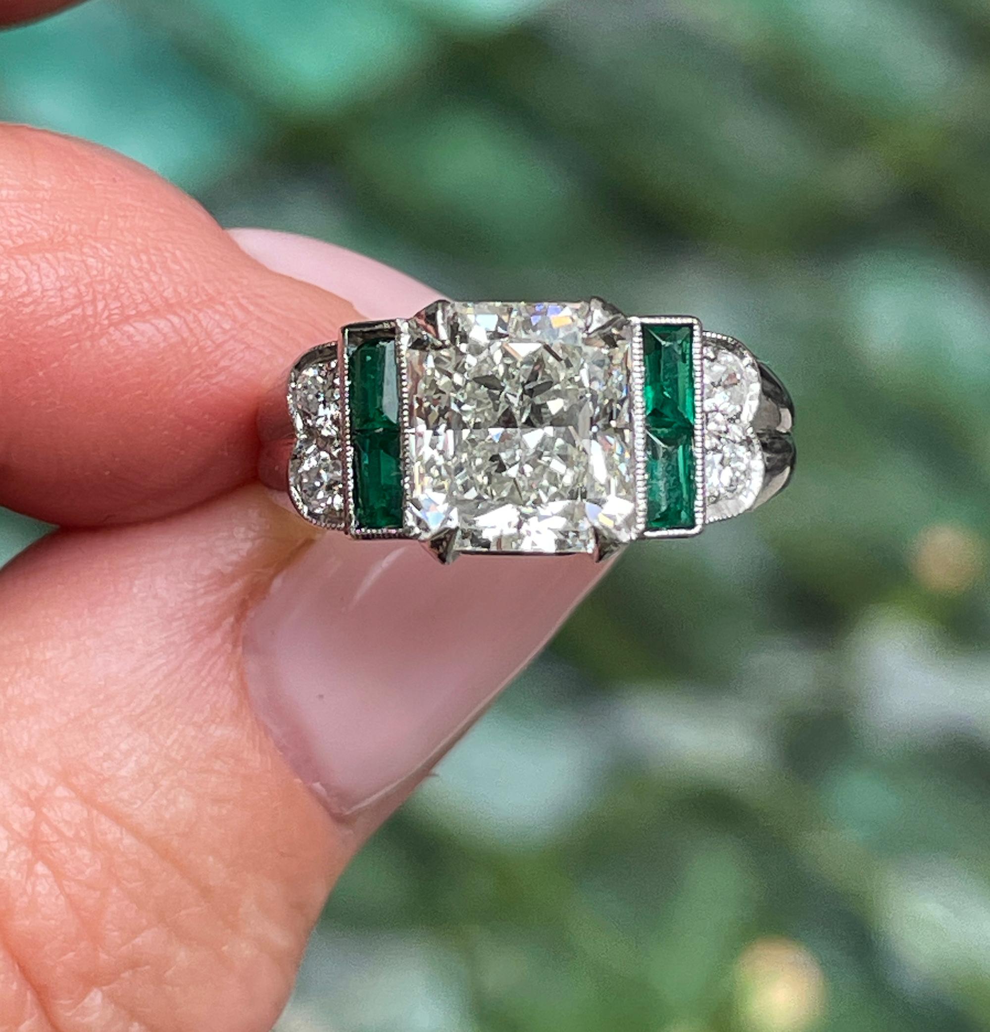 1980s Vintage GIA 3.77ctw Radiant cut DIAMOND & Green EMERALDs Platinum Ring For Sale 12