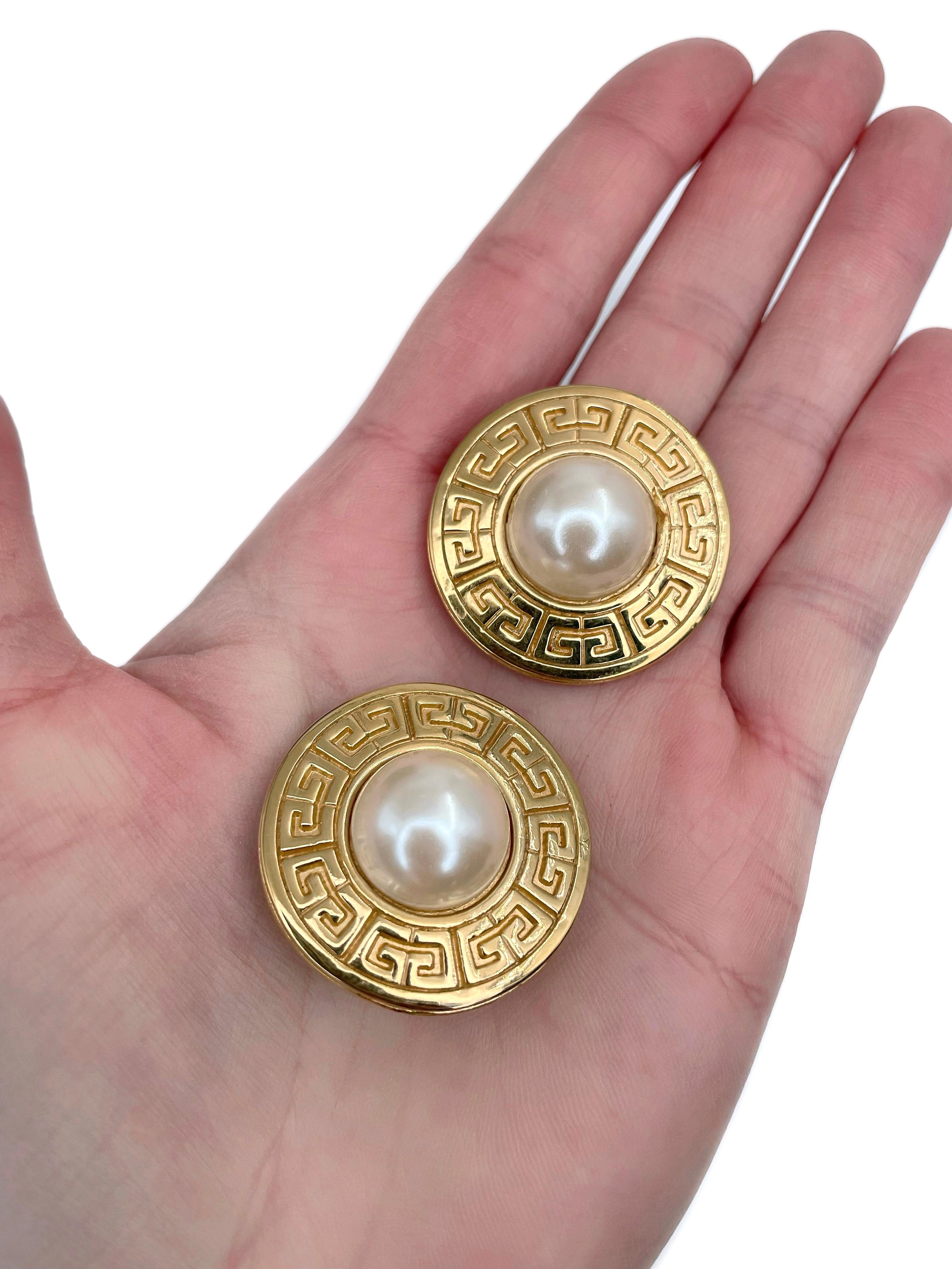 This is a pair of vintage round clip on earrings designed by Givenchy in 1980’s. 

The piece is crafted in gold tone base metal. It features faux pearls. 

Signed: 