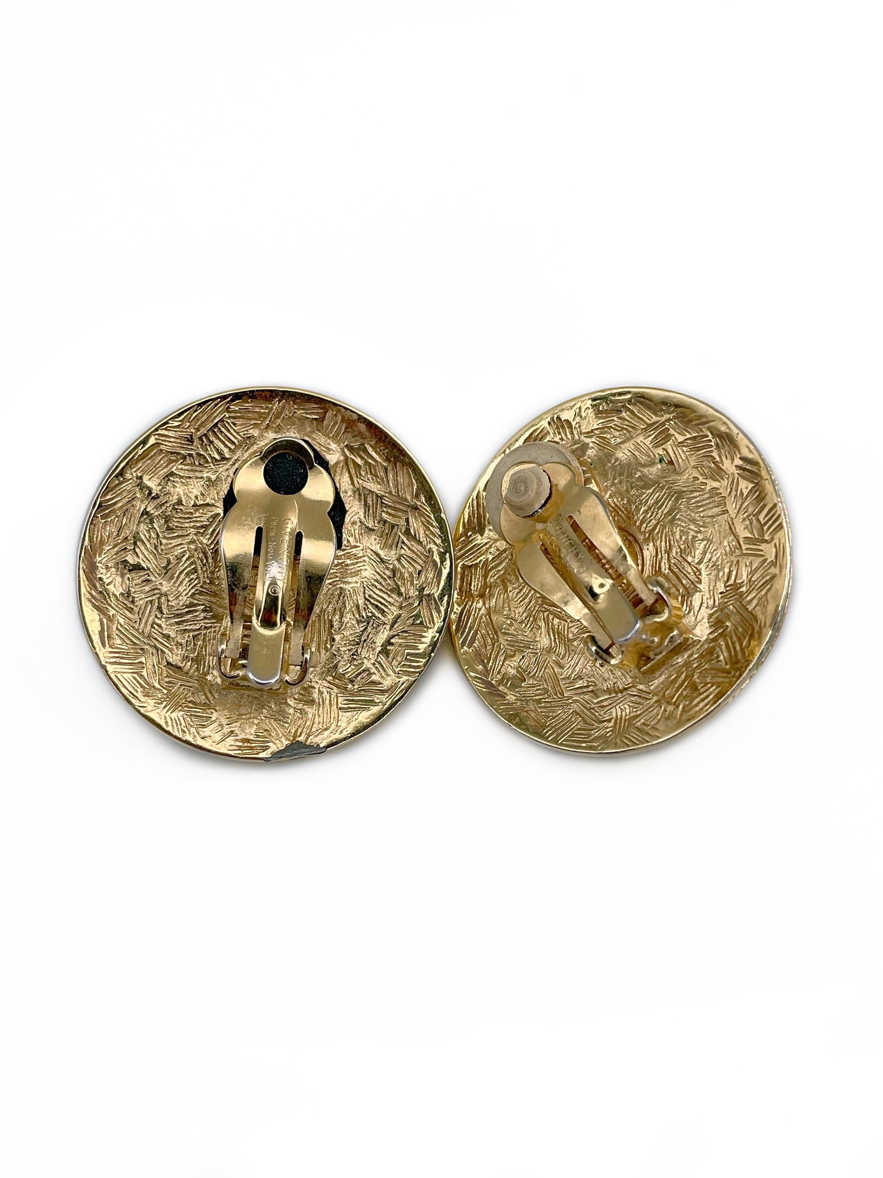 1980s Vintage Givenchy Logo Gold Tone Pearl Round Clip On Earrings In Good Condition In Vilnius, LT
