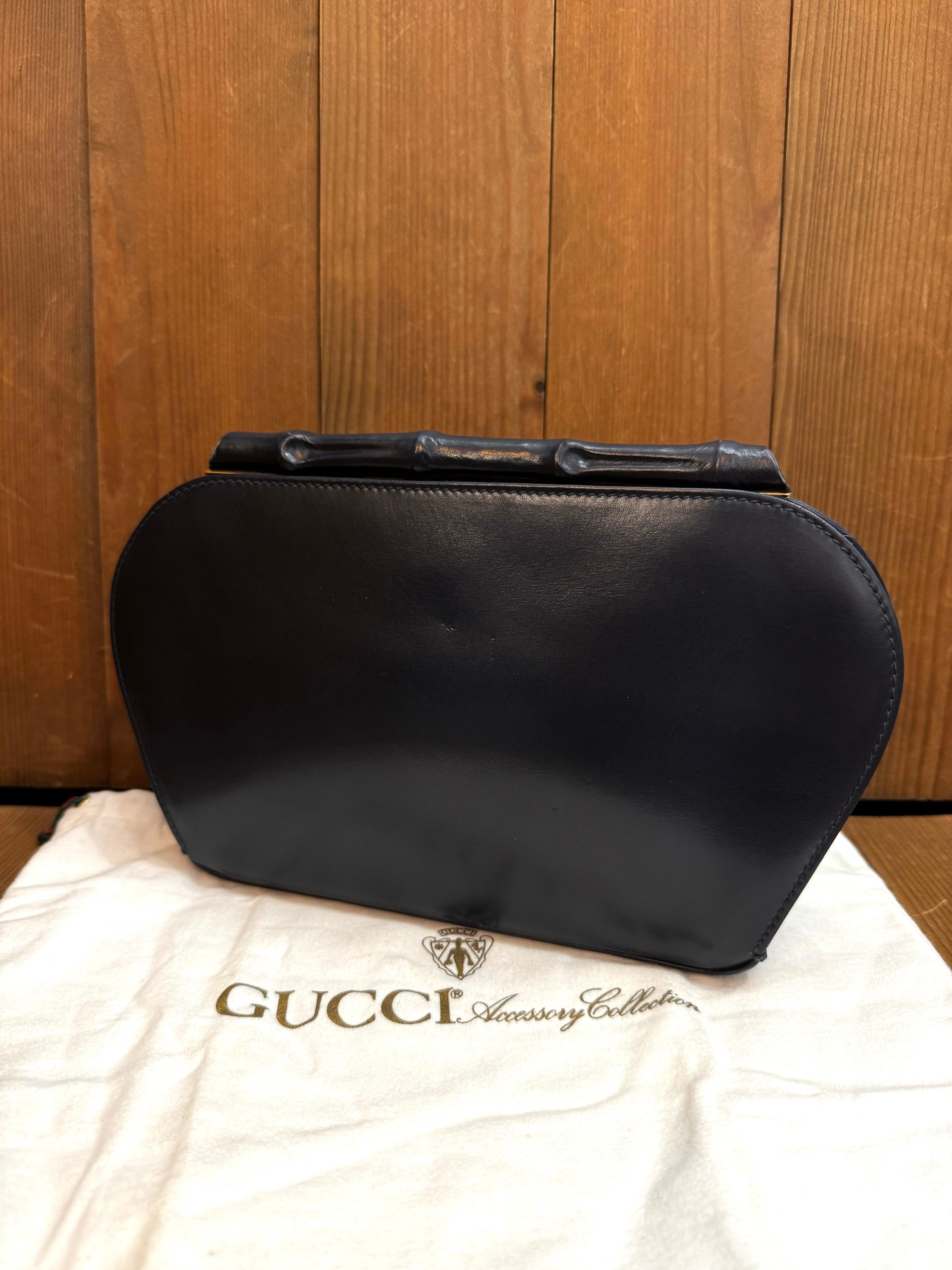 1980s Vintage GUCCI Calfskin Leather Bamboo Clutch Bag Navy In Good Condition For Sale In Bangkok, TH