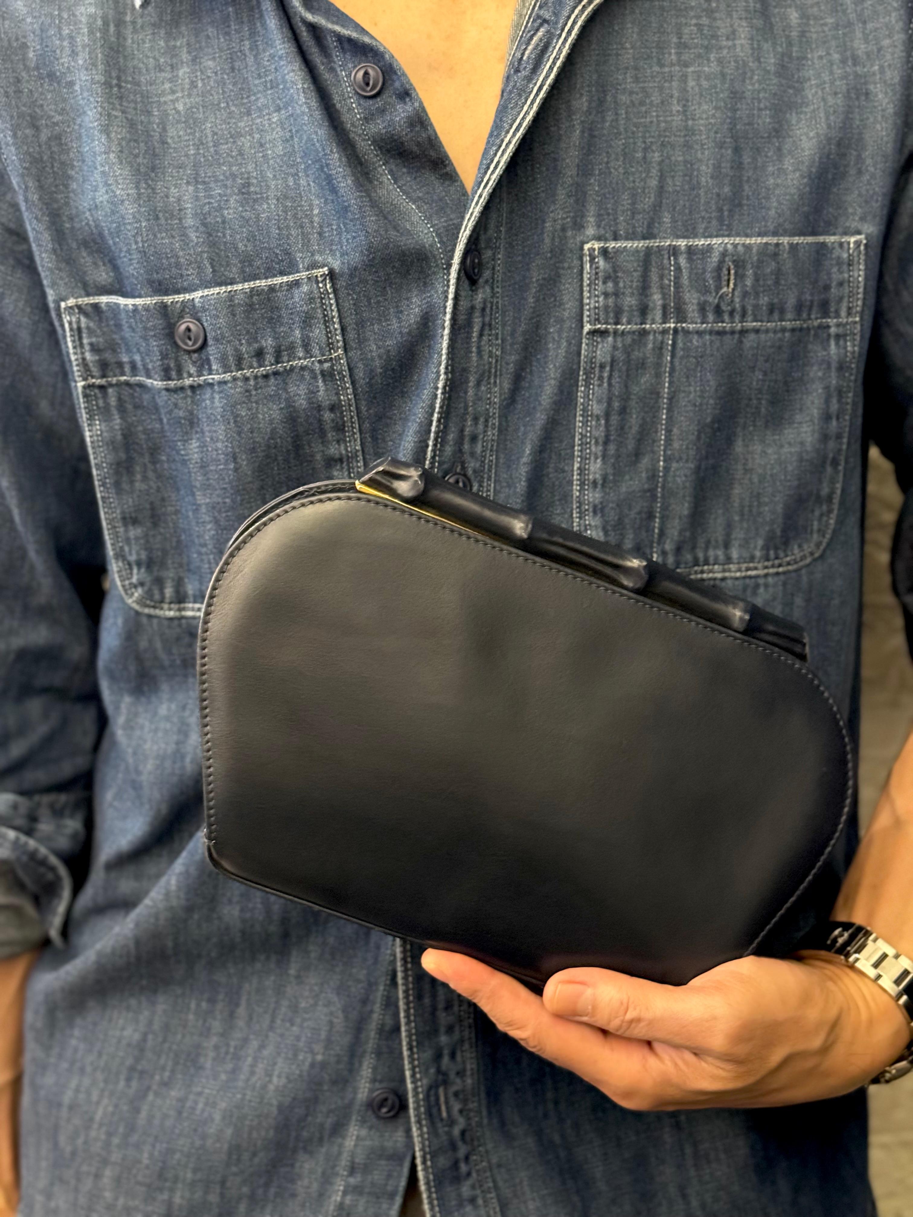 Women's 1980s Vintage GUCCI Calfskin Leather Bamboo Clutch Bag Navy For Sale