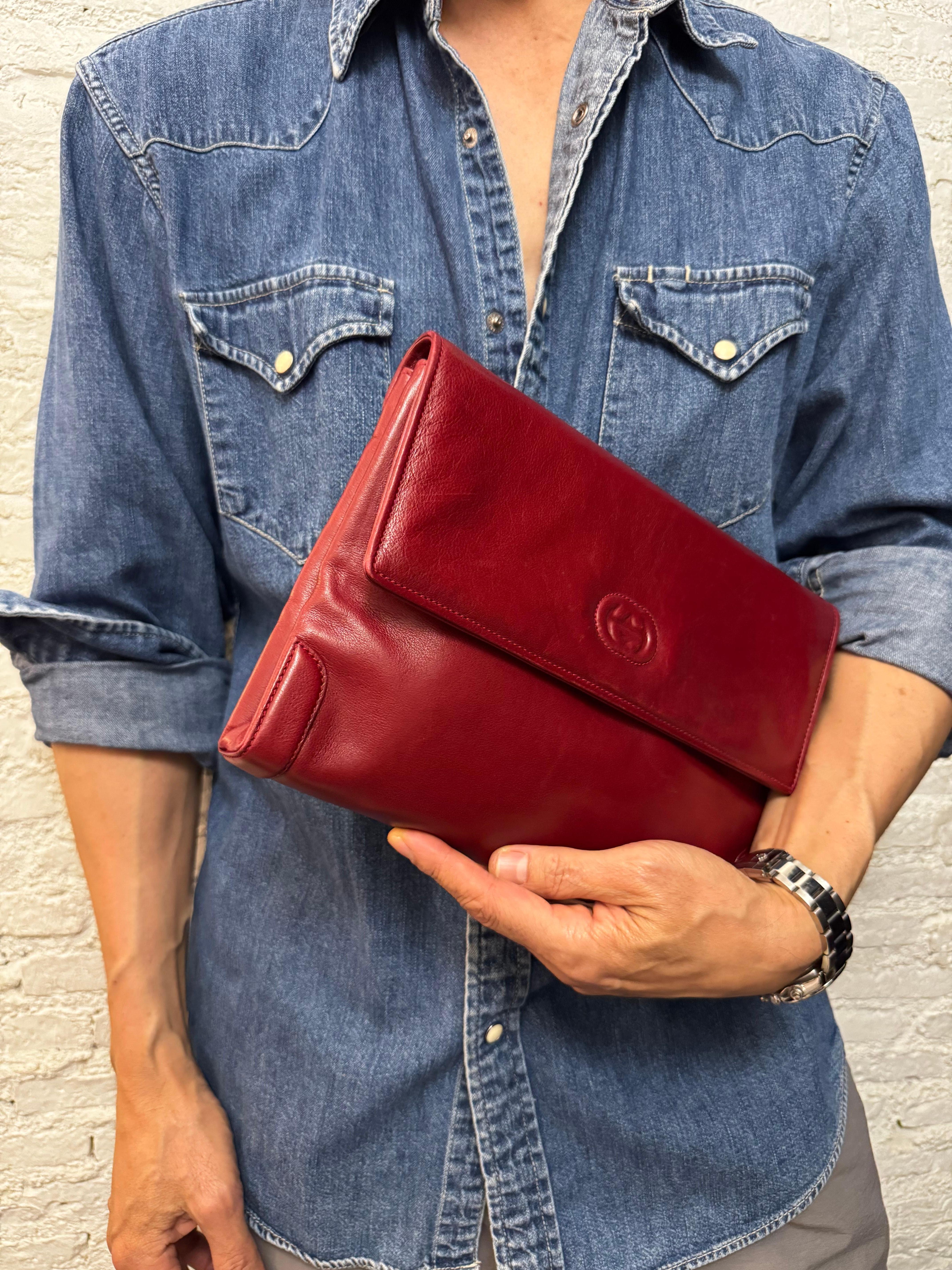 1980s Vintage GUCCI Calfskin Leather Clutch Bag Burgundy In Excellent Condition For Sale In Bangkok, TH