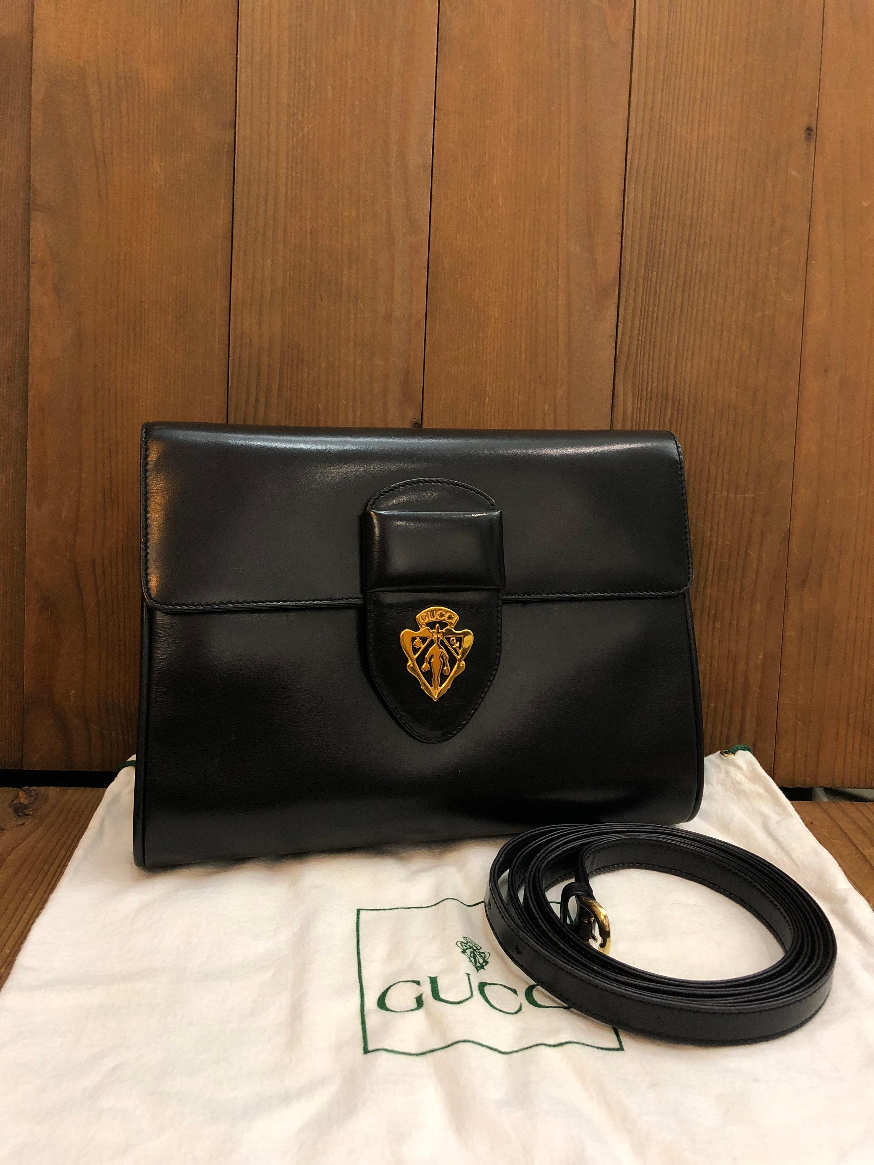 1980s Vintage GUCCI Crest Calfskin Leather Two-Way Clutch Crossbody Bag Black In Good Condition In Bangkok, TH
