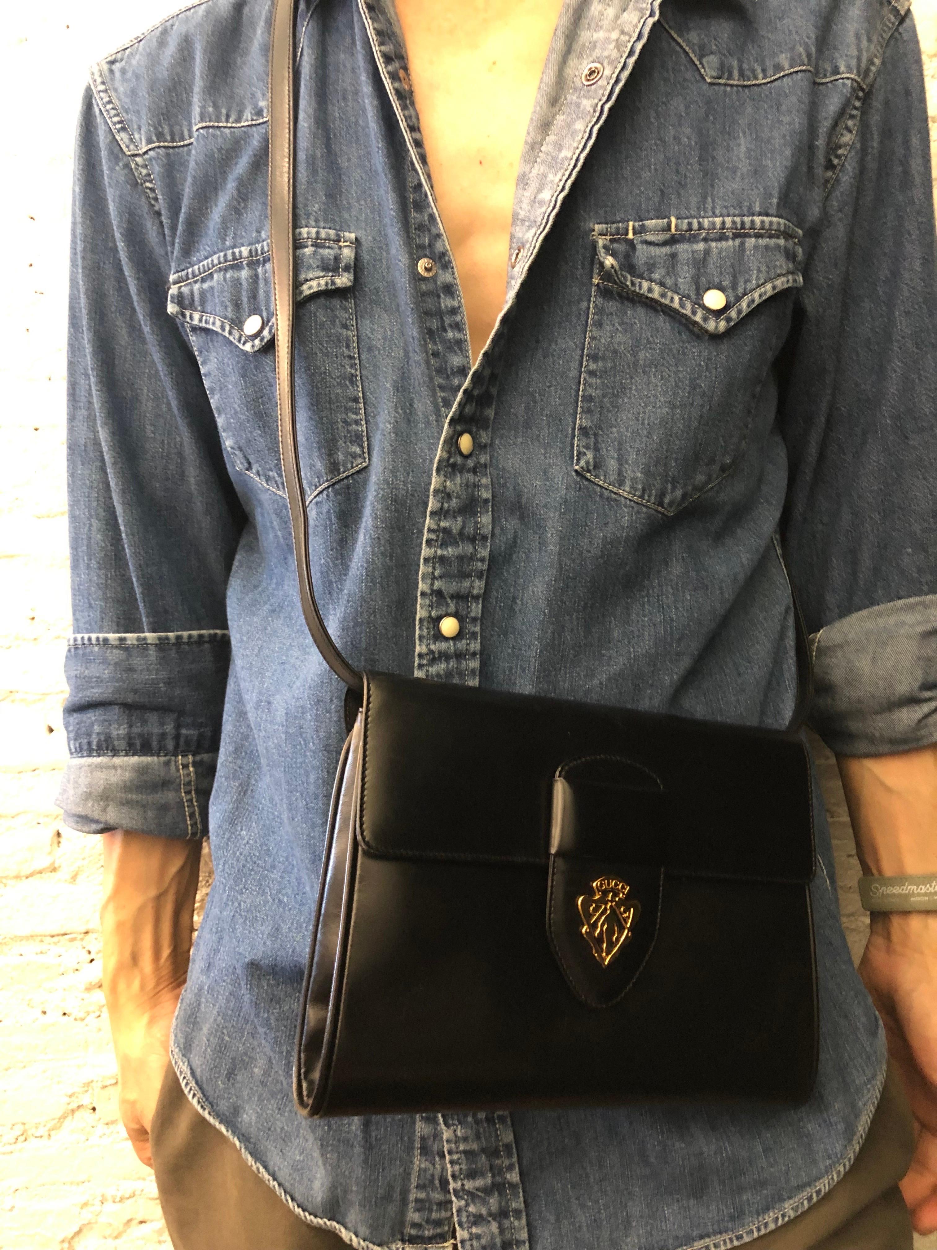 Women's or Men's 1980s Vintage GUCCI Crest Calfskin Leather Two-Way Clutch Crossbody Bag Black