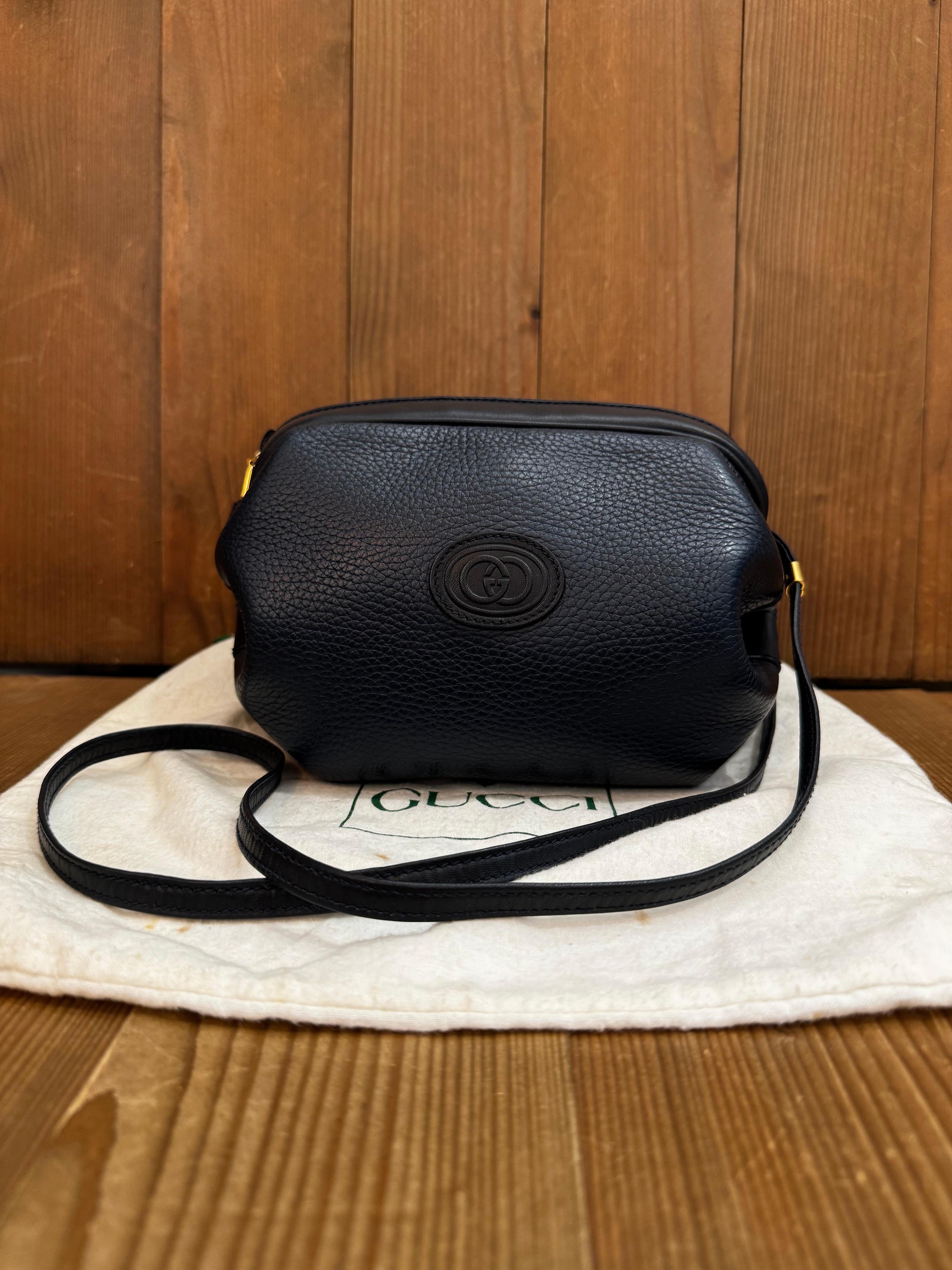 Este bolso crossbody vintage de GUCCI está confeccionado en piel de ternero granulada de color azul marino con herrajes dorados. El cierre de cremallera superior se abre a un interior de piel en azul marino con un bolsillo con cremallera. Fabricado