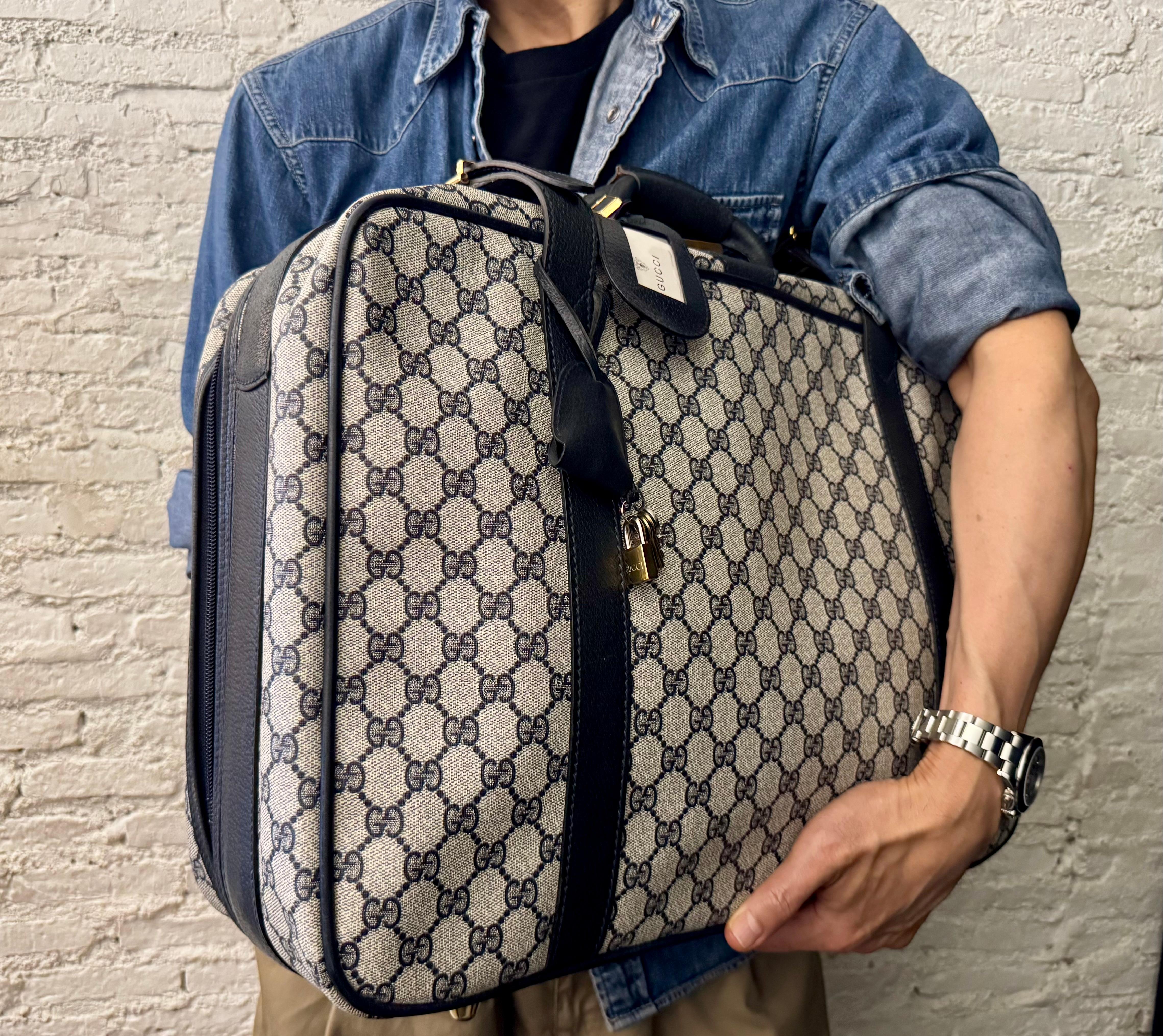 Costume unisexe vintage GUCCI GG Monogram Canvas 50 unisexe bleu marine, années 1980 en vente 7