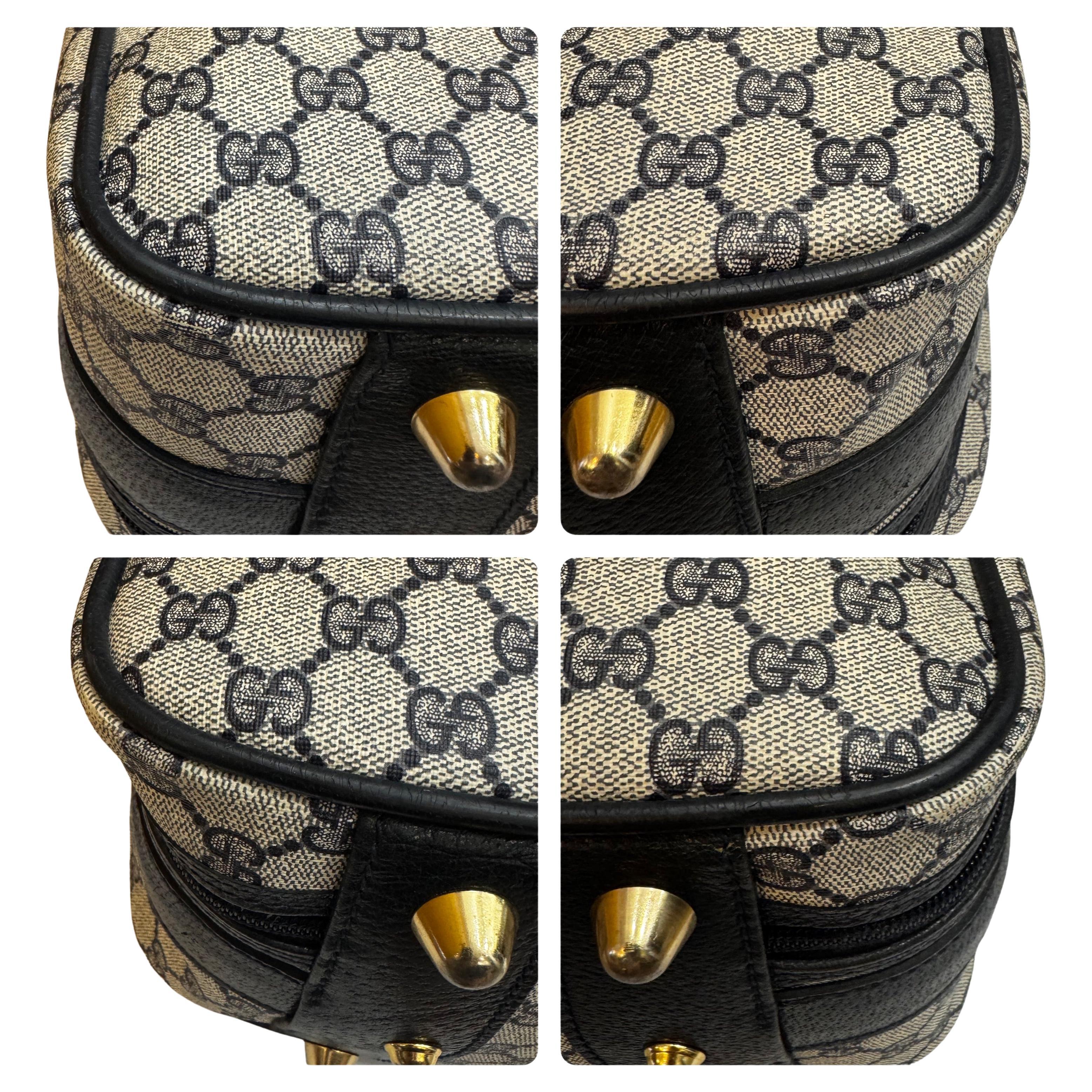 Cette valise souple vintage GUCCI est fabriquée en toile enduite du monogramme GG de Gucci en marine et garnie de cuir de porc marine. La fermeture à glissière ouvre sur un intérieur en toile marine doté de deux sangles portant le monogramme Gucci