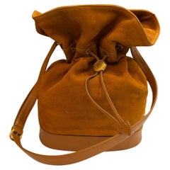 Borsa a tracolla vintage anni '80 di Gucci, in nabuk, con coulisse, color caramello.