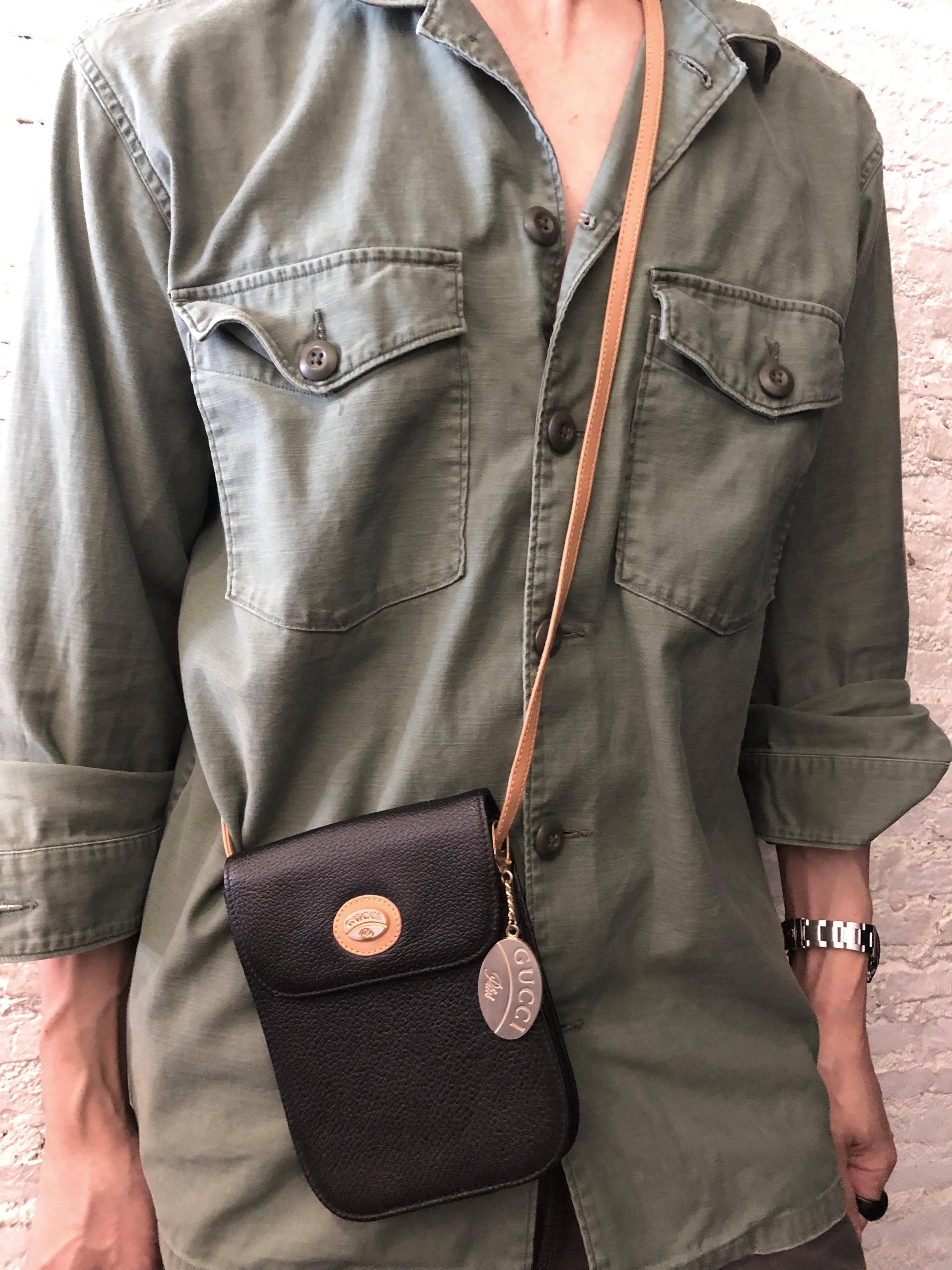 Women's or Men's 1980s Vintage GUCCI Plus Mini Leather Crossbody Bag Black Beige  For Sale