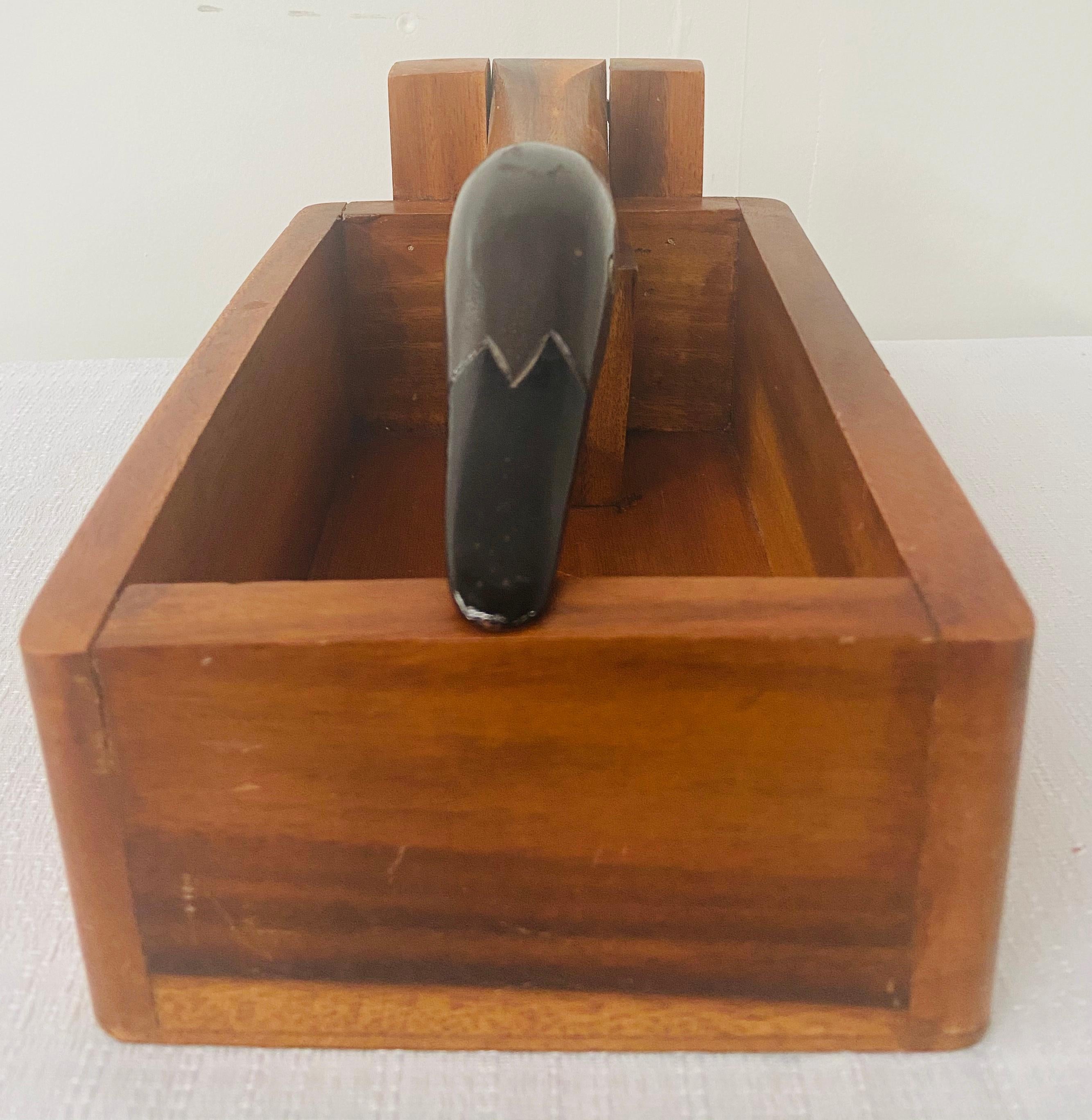 Une boîte à oiseaux vintage en bois de noyer pour le casse-noix, datant des années 1980.

Dimensions : 10.5