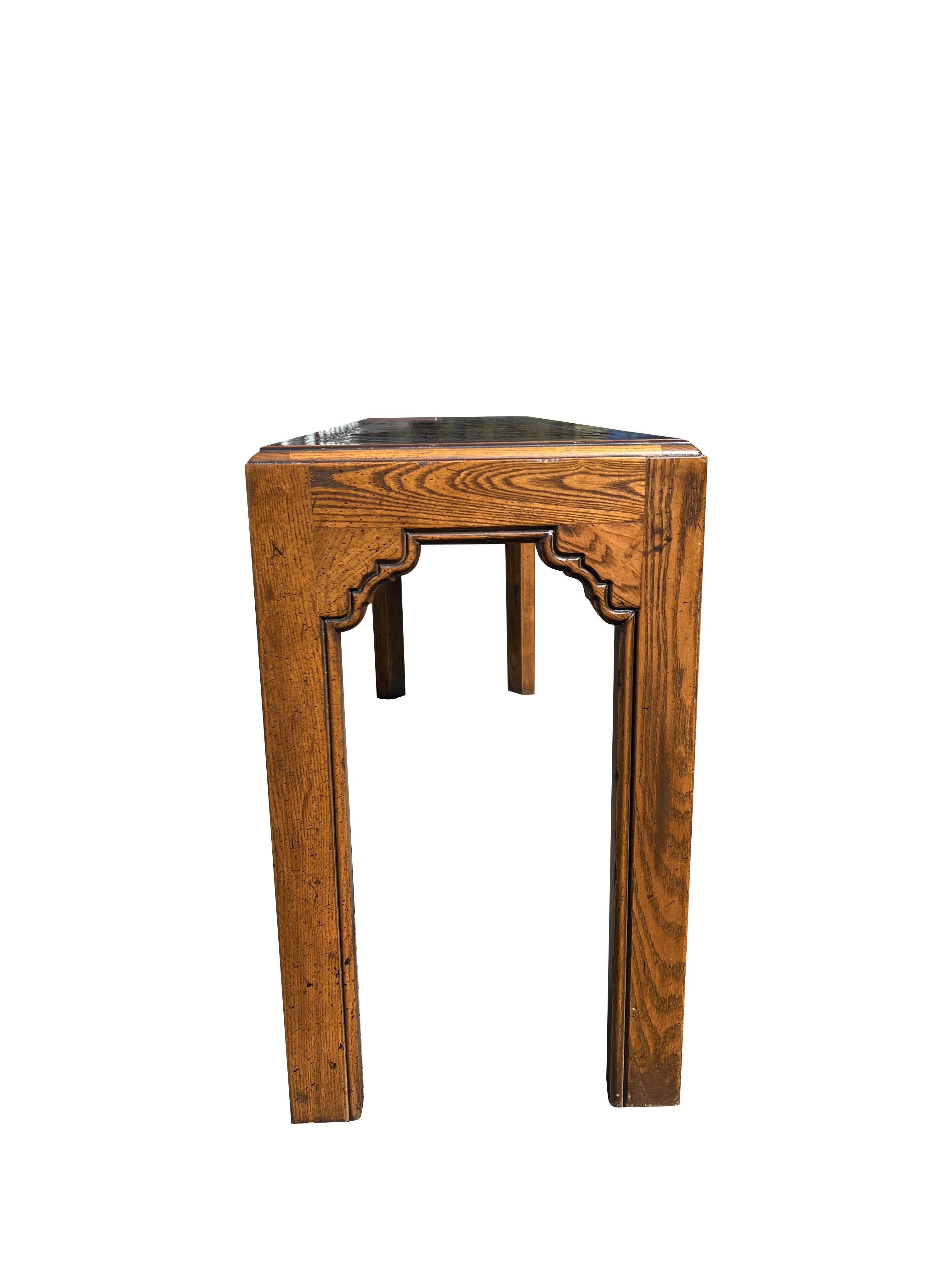 1980s Vintage Henredon Console Table in Traditional Style in Solid Wood In Good Condition In Saddle River, NJ