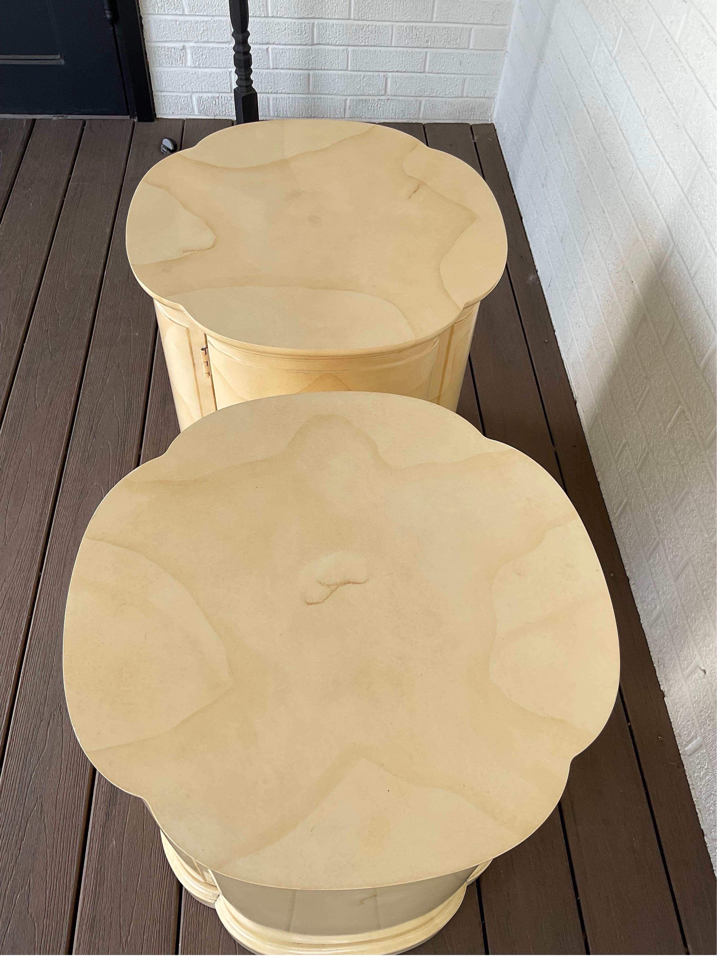 Paire de tables d'appoint en fausse peau de chèvre Henredon des années 1980 en vente 4