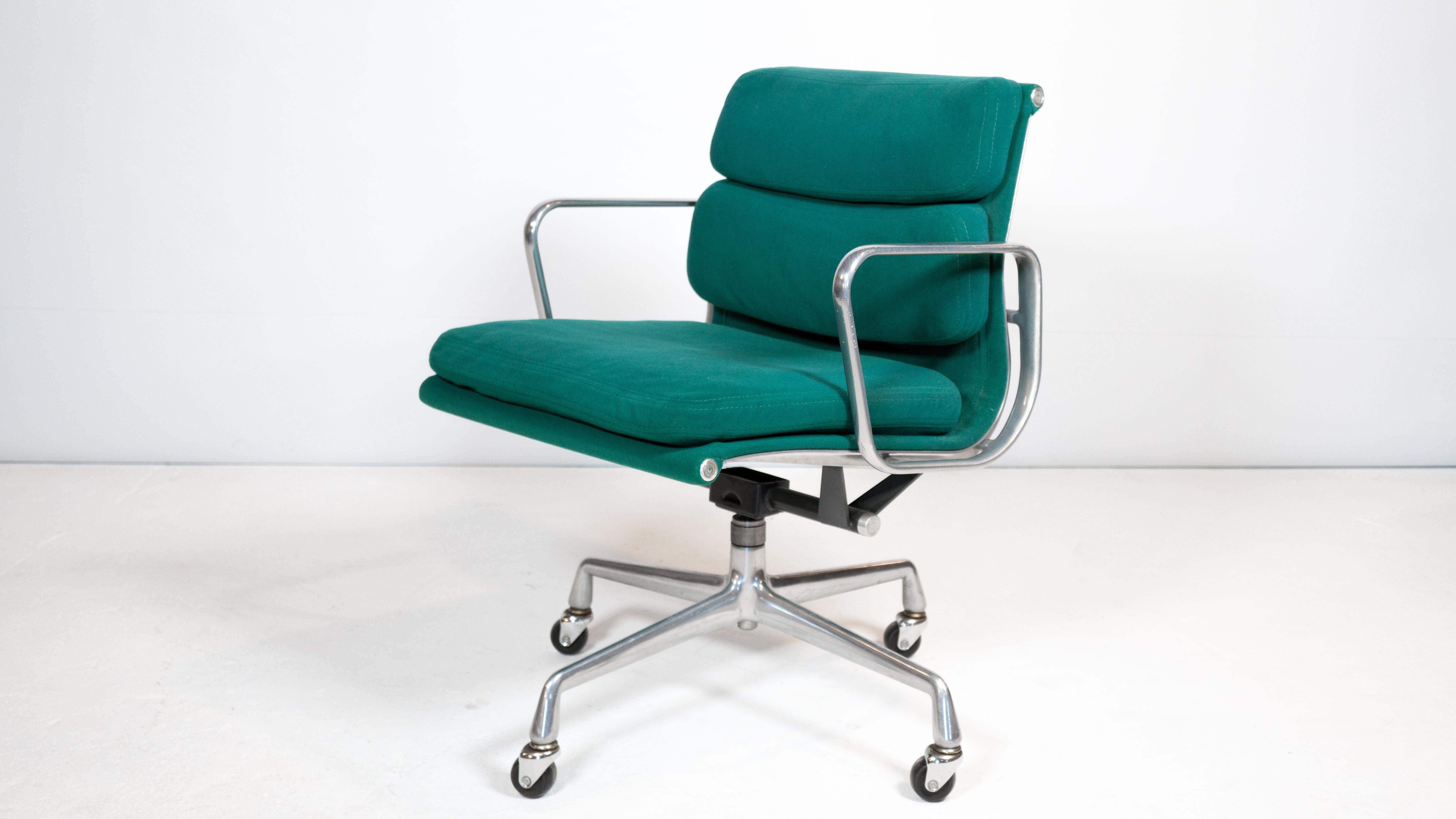 Mid-Century Modern 1980s Vintage Herman Miller Soft Pad Management Chair For Sale