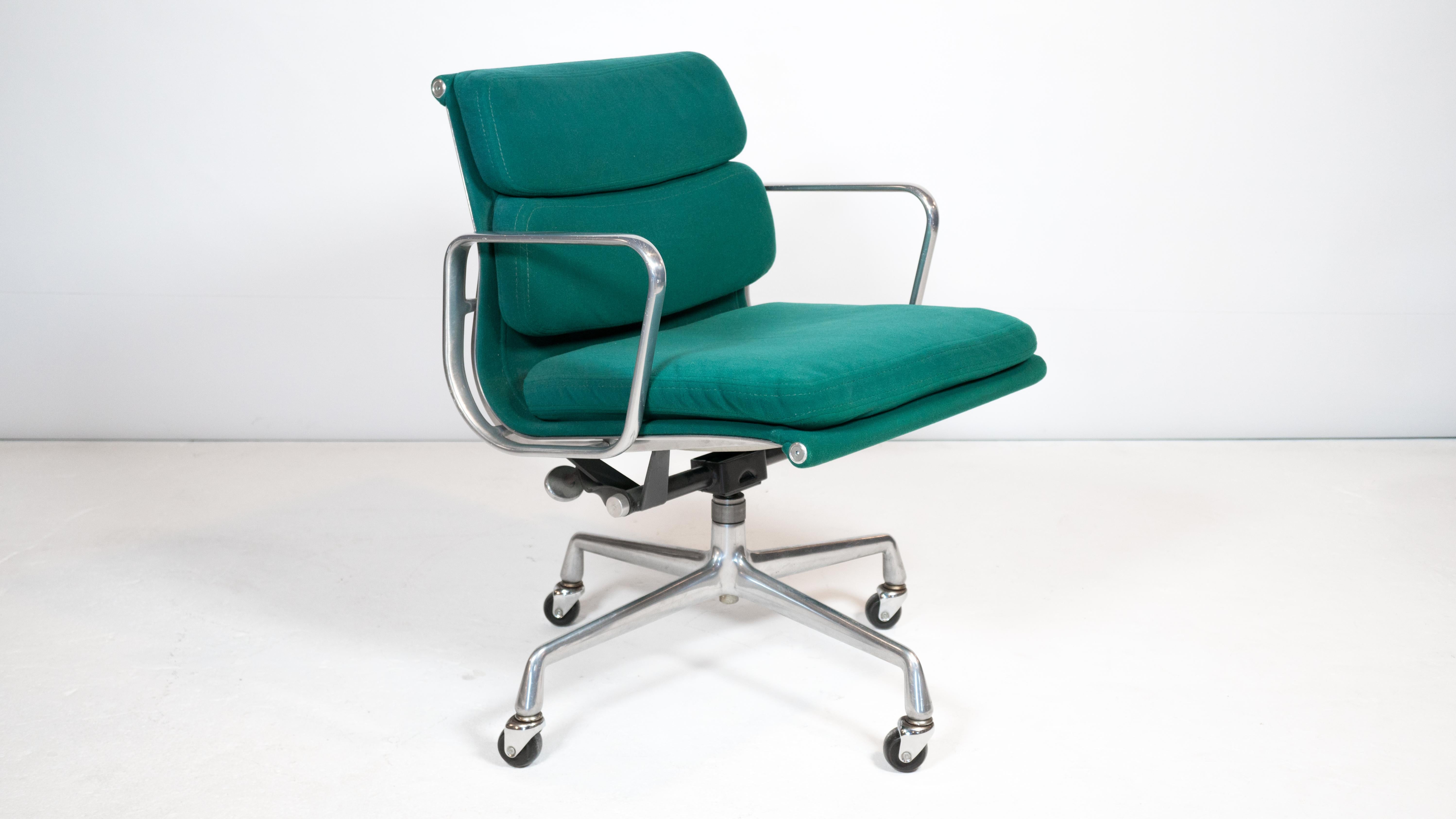 American 1980s Vintage Herman Miller Soft Pad Management Chair For Sale