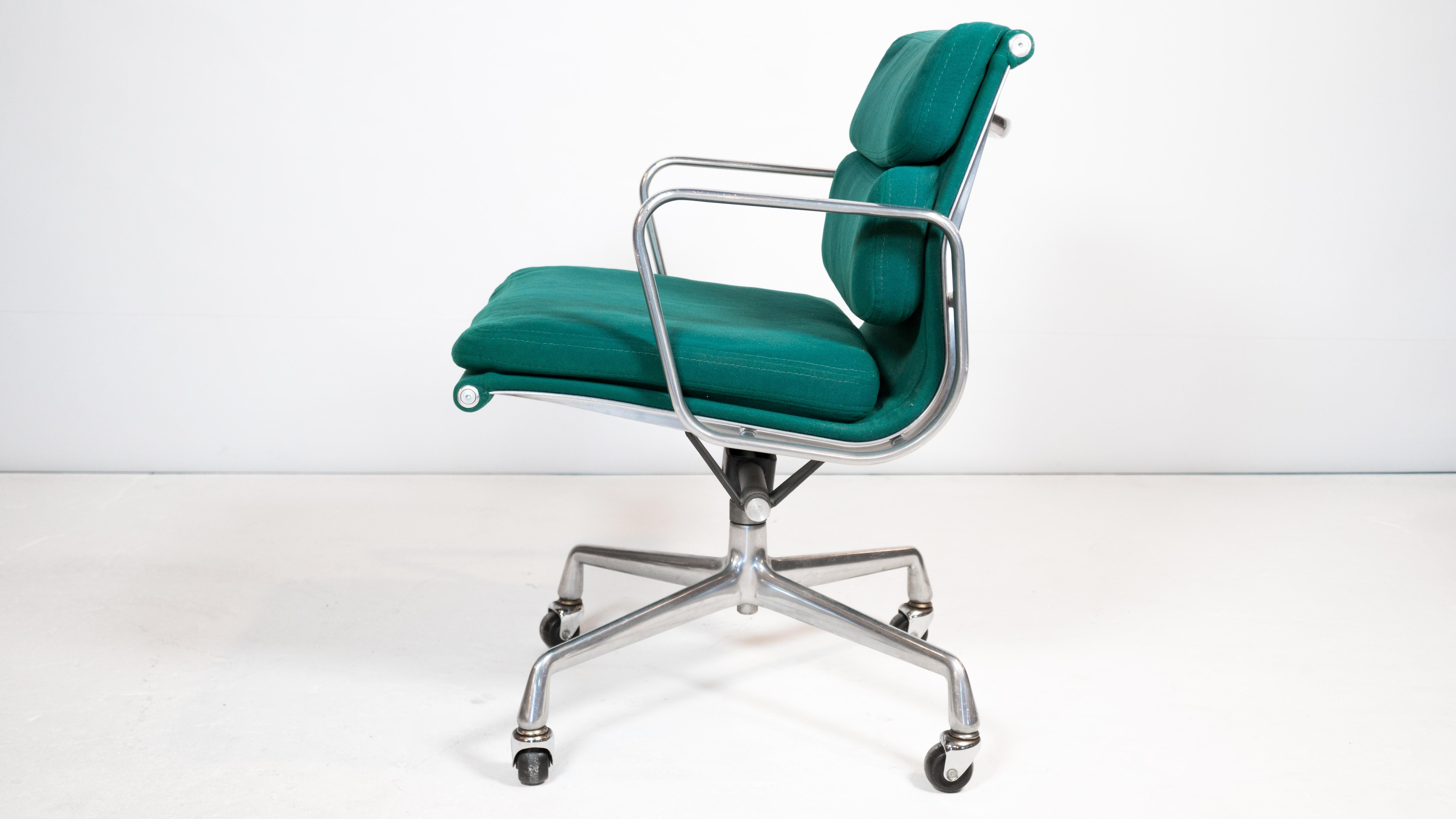 Aluminum 1980s Vintage Herman Miller Soft Pad Management Chair For Sale