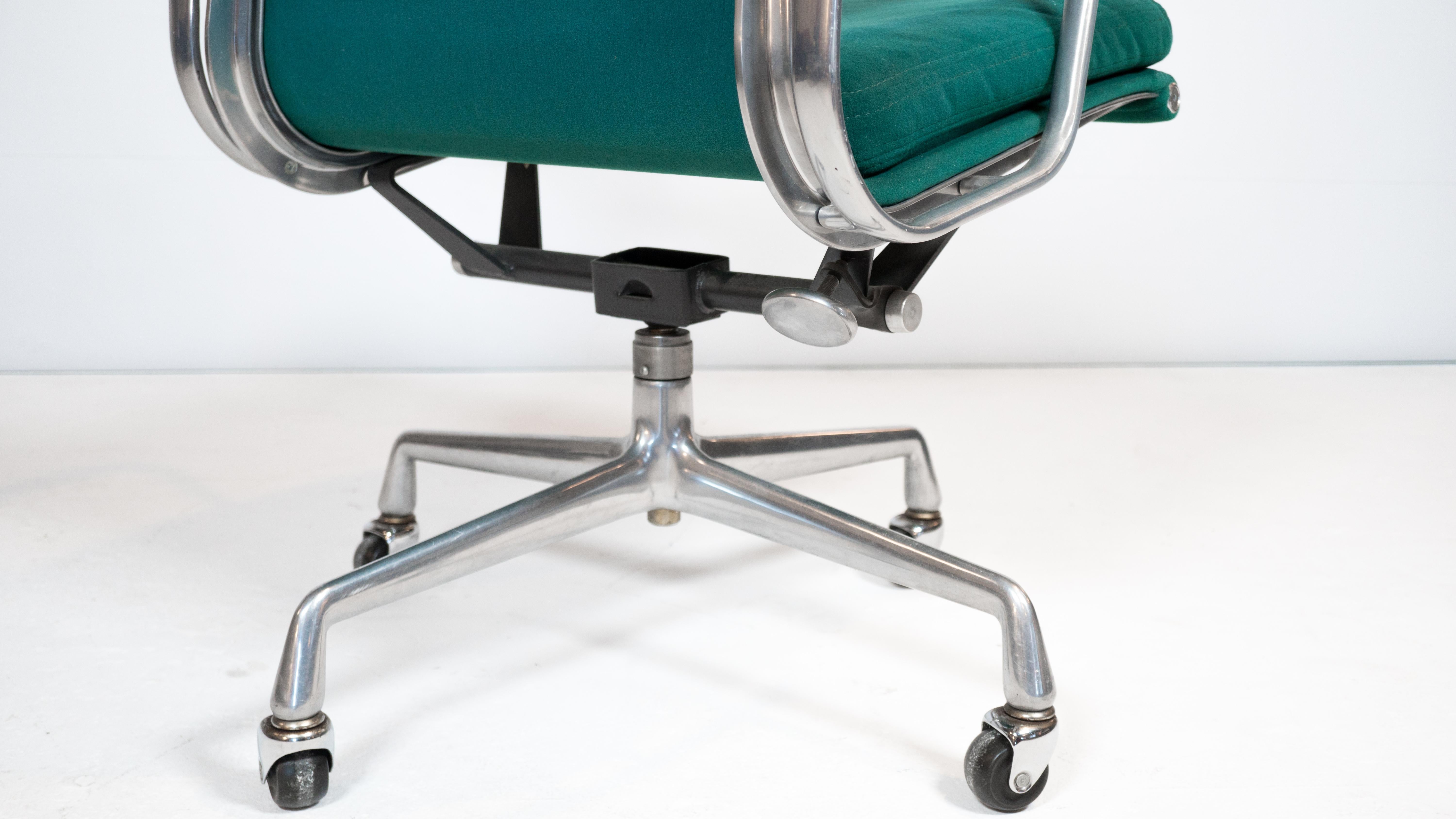 1980s Vintage Herman Miller Soft Pad Management Chair For Sale 2