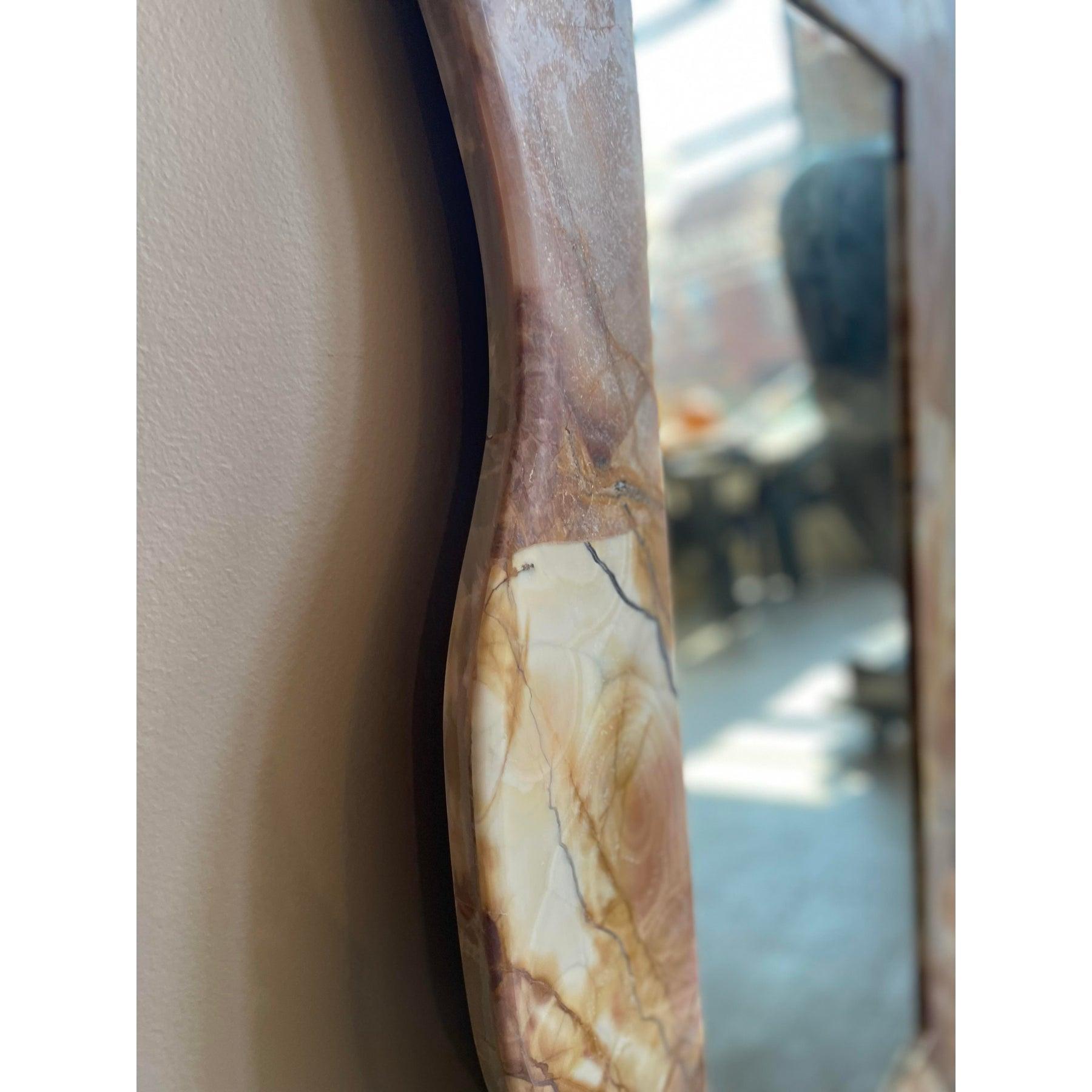 Adoro questo specchio. L'ho trovato in una vendita immobiliare senza alcun marchio ma la vernice scrostata diceva tutto, così come altri pezzi chic degli anni '80.
Abbiamo fatto levigare l'onice che ha cambiato il vibrante rosa arancione in una