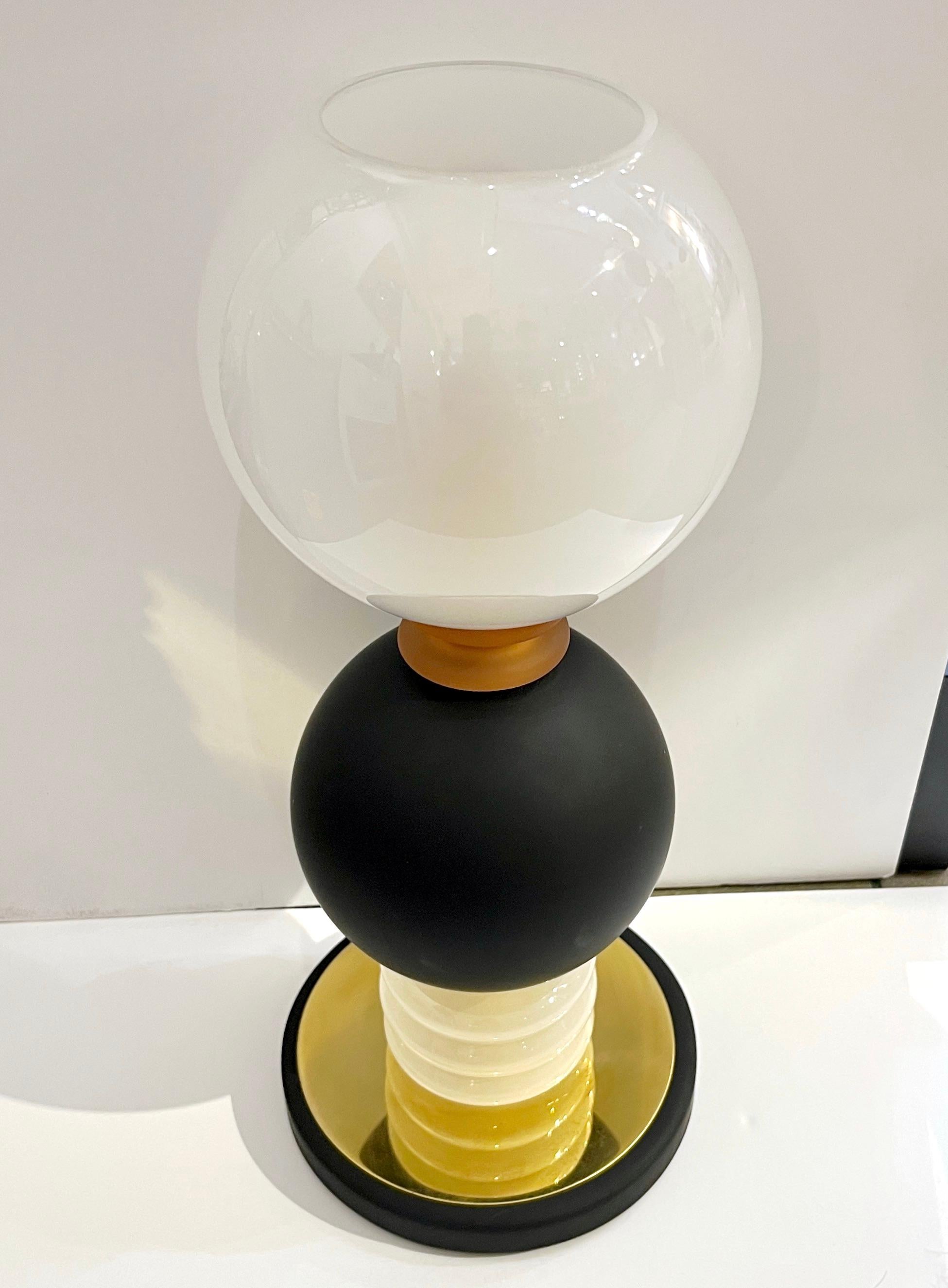 Mid-Century Modern 1980s Vintage Italian Pair of Frosted White Matte Black Glass Sphere Table Lamps For Sale