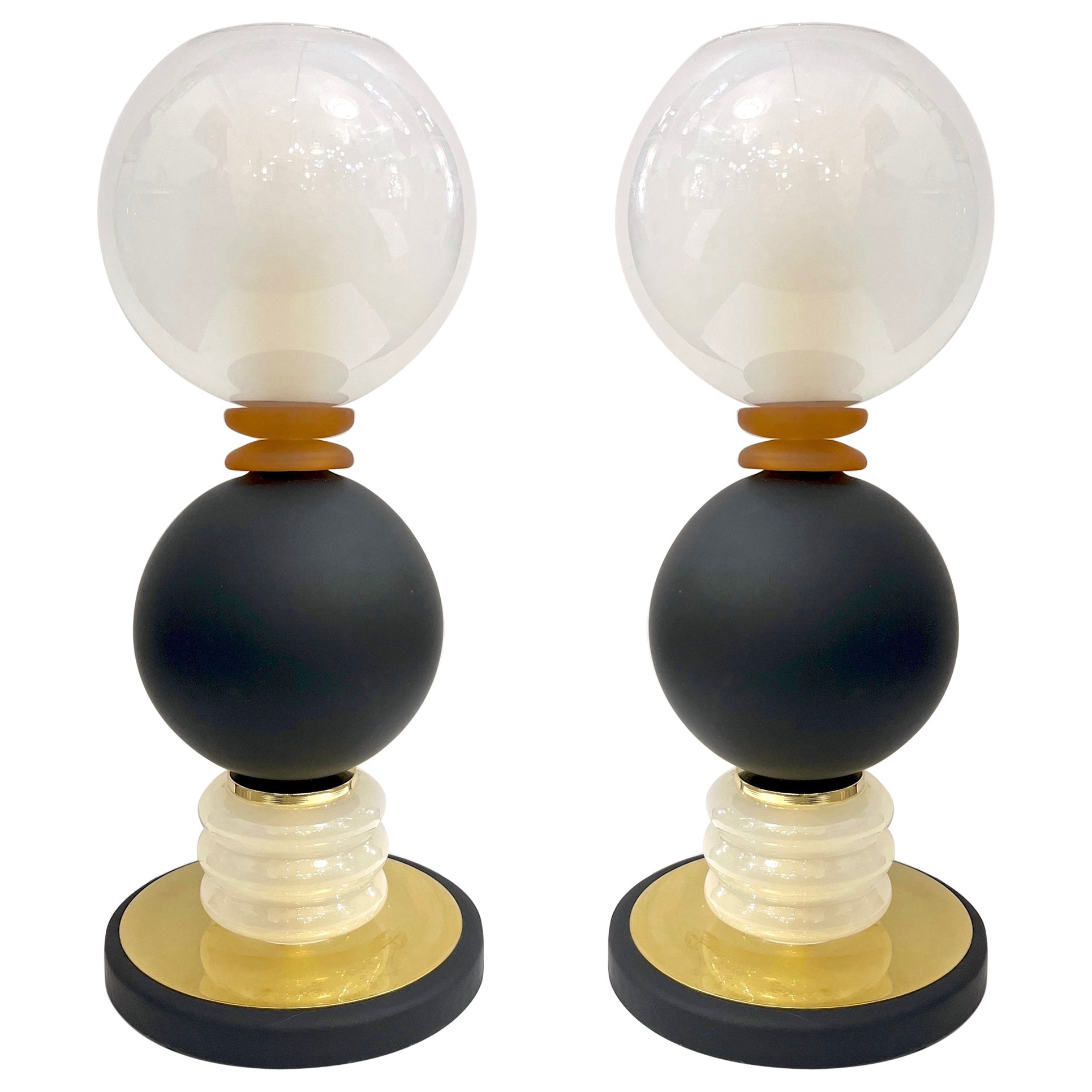 Paar italienische Vintage-Tischlampen aus mattiertem weißem, mattiertem, schwarzem Glaskugeln, 1980er Jahre im Angebot