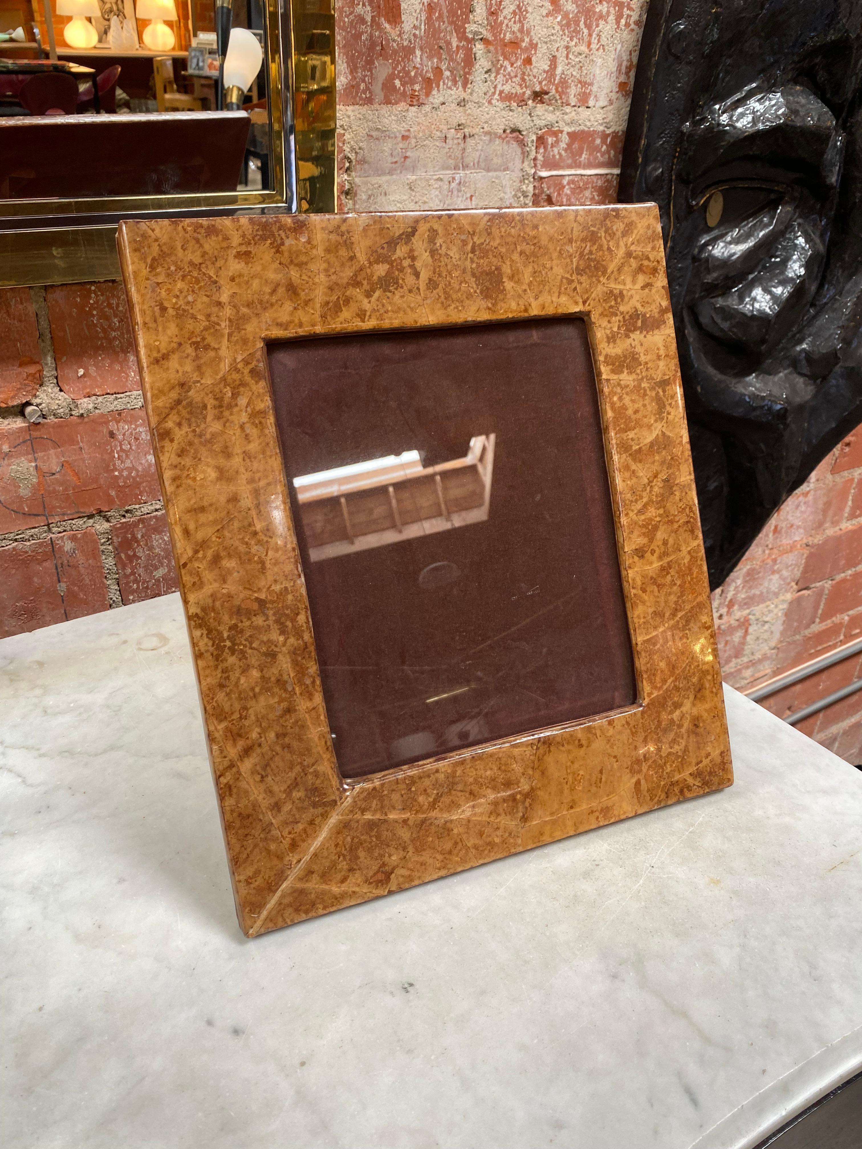 Magnifique cadre photo vintage en bois de taille moyenne fabriqué en Italie dans les années 1980.
 