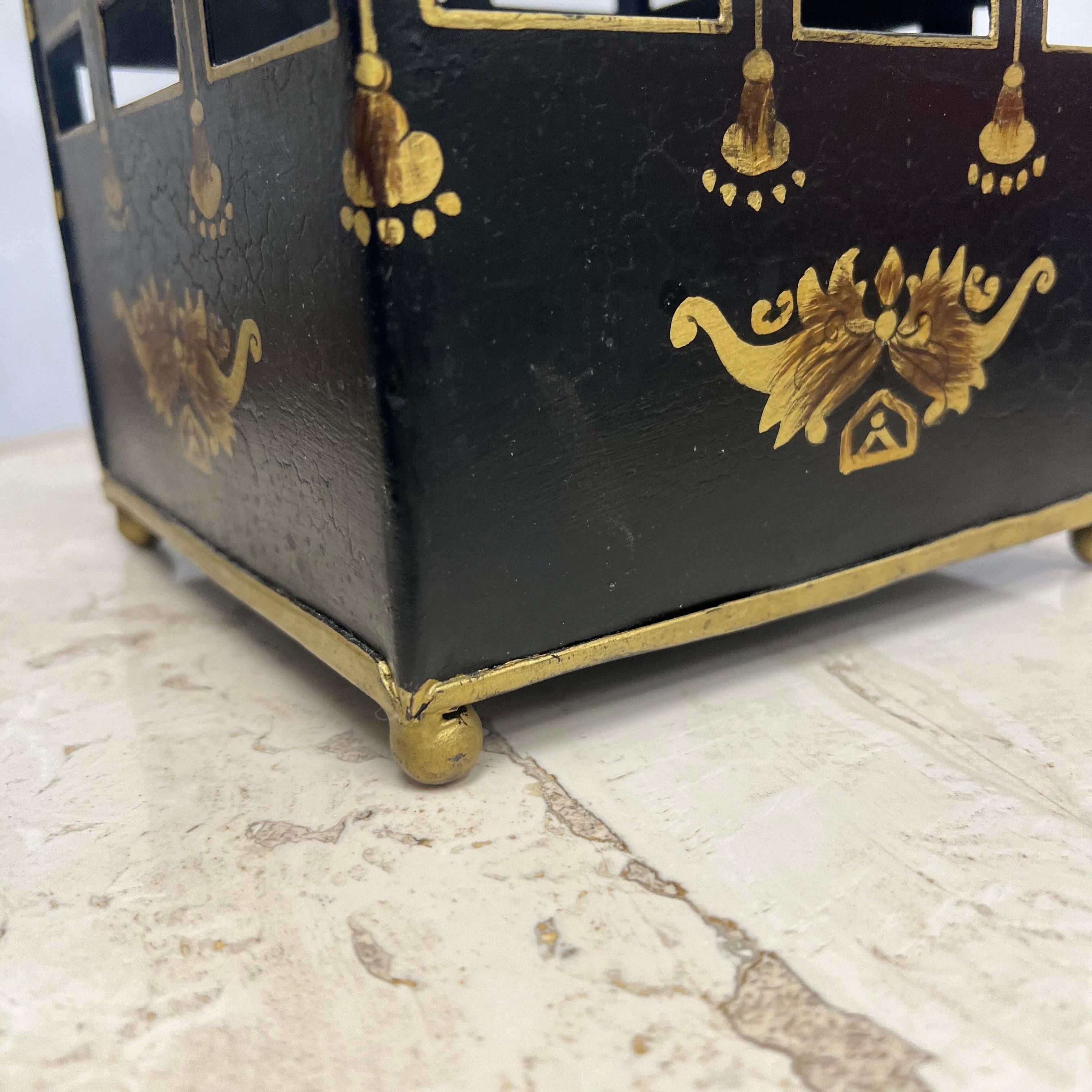 Sconosciuto Cestino per la spazzatura in stile italiano vintage degli anni '80, nero e oro in vendita