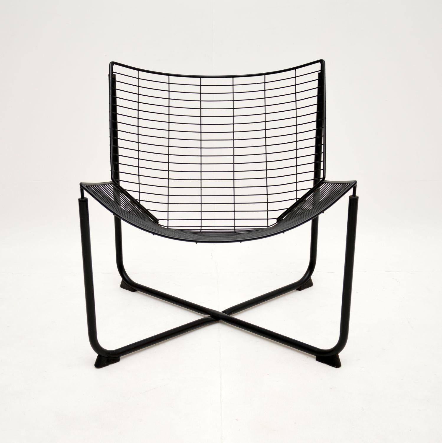 Ein stilvolles und ikonisches Design: der Jarpen-Stuhl aus den 1980er Jahren von Niels Gammelgaard für Ikea.

Er ist von hervorragender Qualität und hat ein schönes Design, das aus allen Blickwinkeln beeindruckend aussieht.

Dies ist in