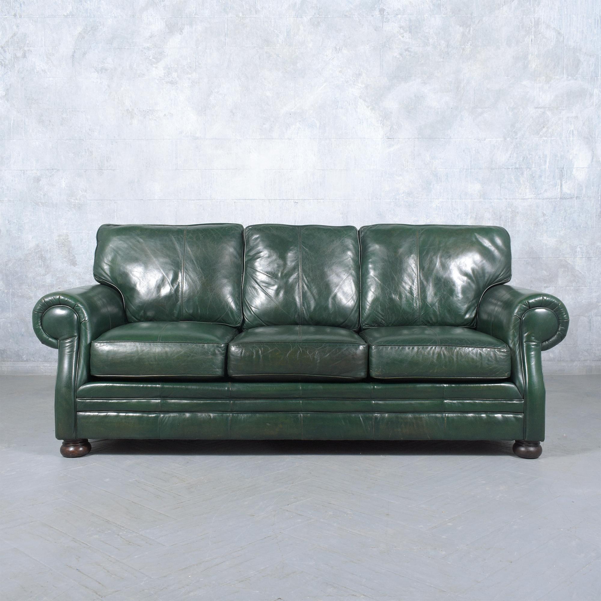 Retournez dans les années 1980 avec cet extraordinaire canapé vintage, magnifiquement fabriqué en cuir et méticuleusement restauré par notre équipe d'artisans professionnels experts. Ce canapé présente une teinture vert foncé élégante et