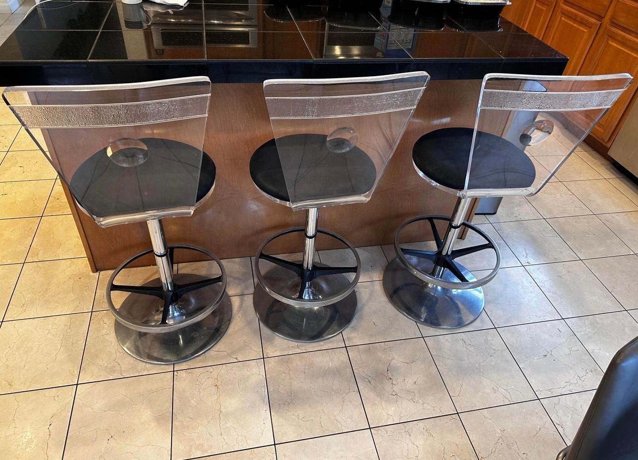 1980 Vintage Lucite and Chrome Swivel Counter Stools, Set of 4 chairs en vente 1