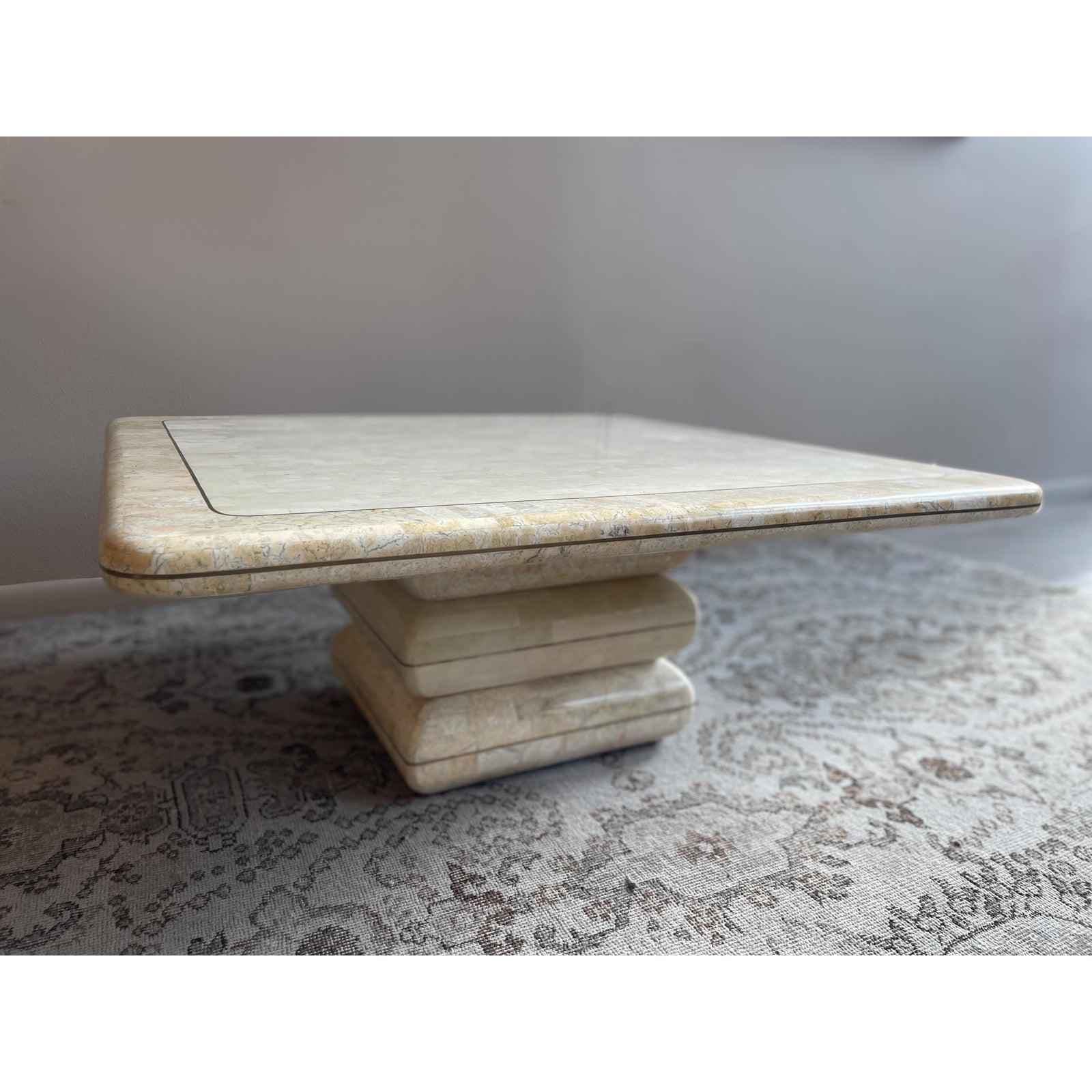 So eine coole Form! Ich liebe diesen mosaikartigen Couchtisch von Maitland Smith aus Stein mit minimalen Messingeinlagen. Die Farben sind Elfenbein, Beige und Hellorange/Lachs/Braun. 

Abmessungen: 38ʺW × 38ʺD × 17ʺH
Stile: Mid-Century