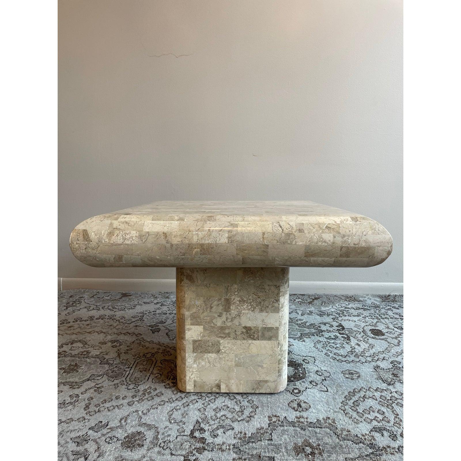 Schöner und einfacher Beistelltisch aus Mosaikstein von Maitland Smith. Wir haben auch den passenden Couchtisch, suchen Sie in unseren Angeboten.

Abmessungen: 28ʺW × 28ʺD × 22ʺH
Stile: Mid-Century ModernModernPostmodern
Form des Tisches:
