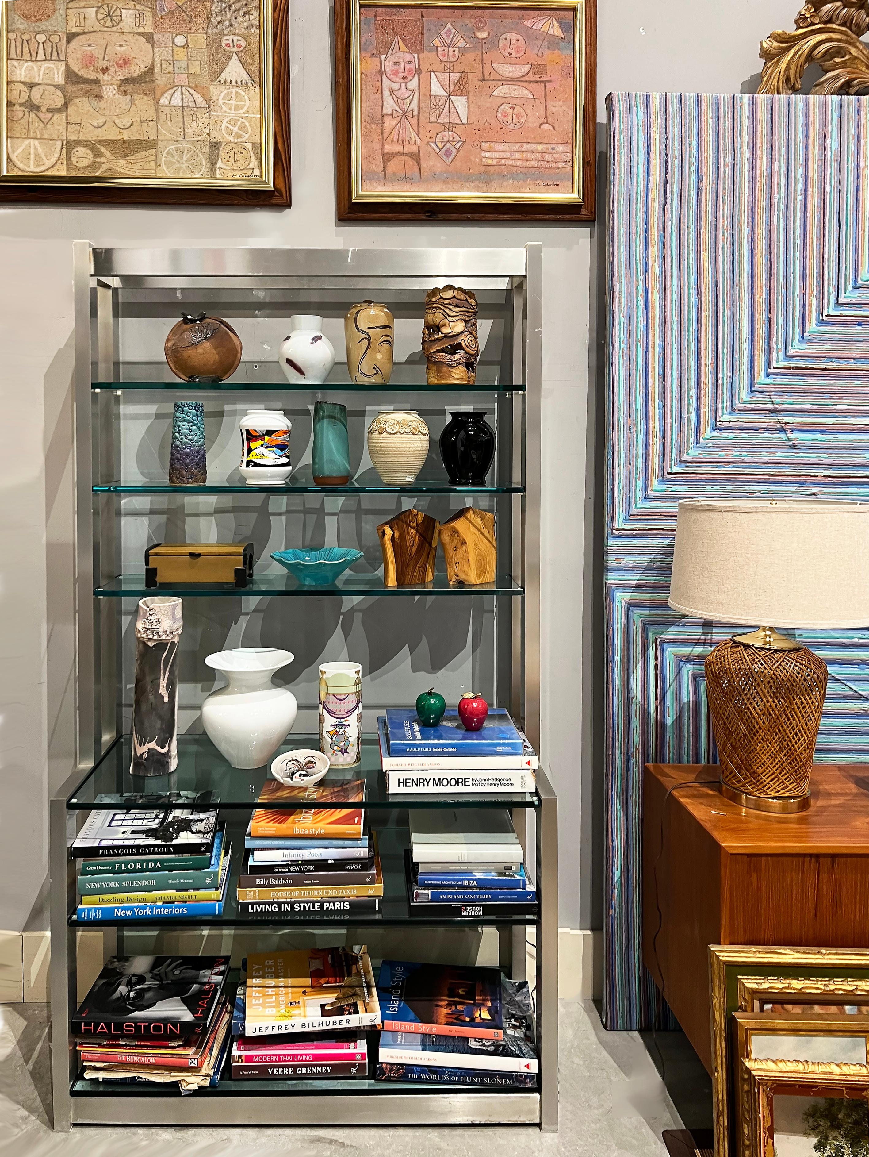 1980er Jahre Vintage Metall-Bücherregal Etagere aus Metall mit Glasböden


Angeboten wird ein Bücherregal aus Aluminium aus den 1980er Jahren mit Glasböden. Der obere Teil ist vertieft, um Bücher oder flache Dekorationsgegenstände auszustellen.  Der