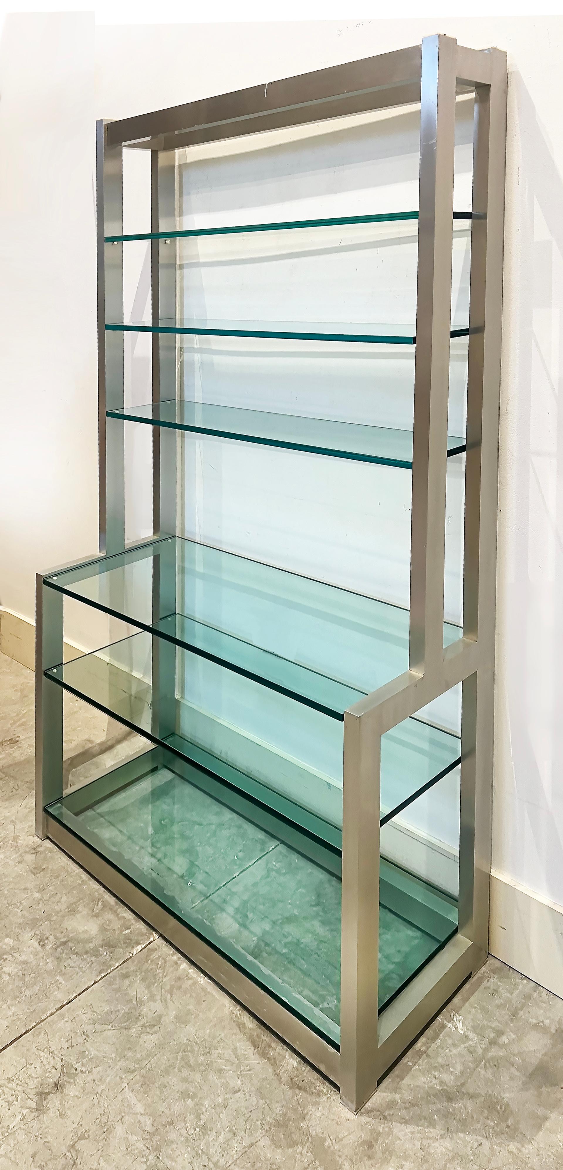 1980er Jahre Vintage Metall-Bücherregal Etagere aus Metall mit Glasböden im Zustand „Gut“ im Angebot in Miami, FL