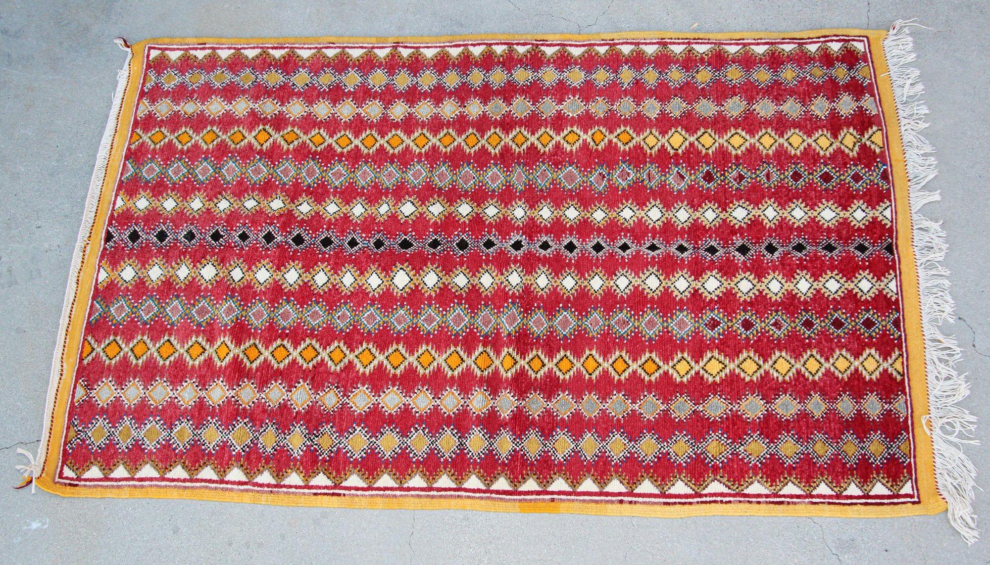 1980s Vintage Moroccan Boujad Hand-Woven Tribal Rug For Sale 4