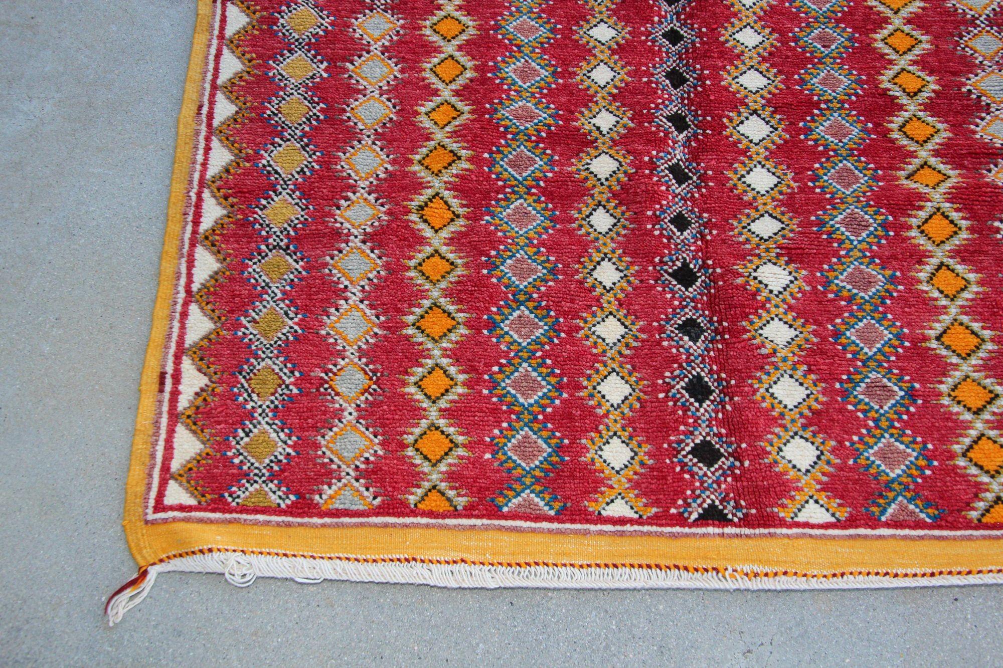 1980s Vintage Moroccan Boujad Hand-Woven Tribal Rug For Sale 5