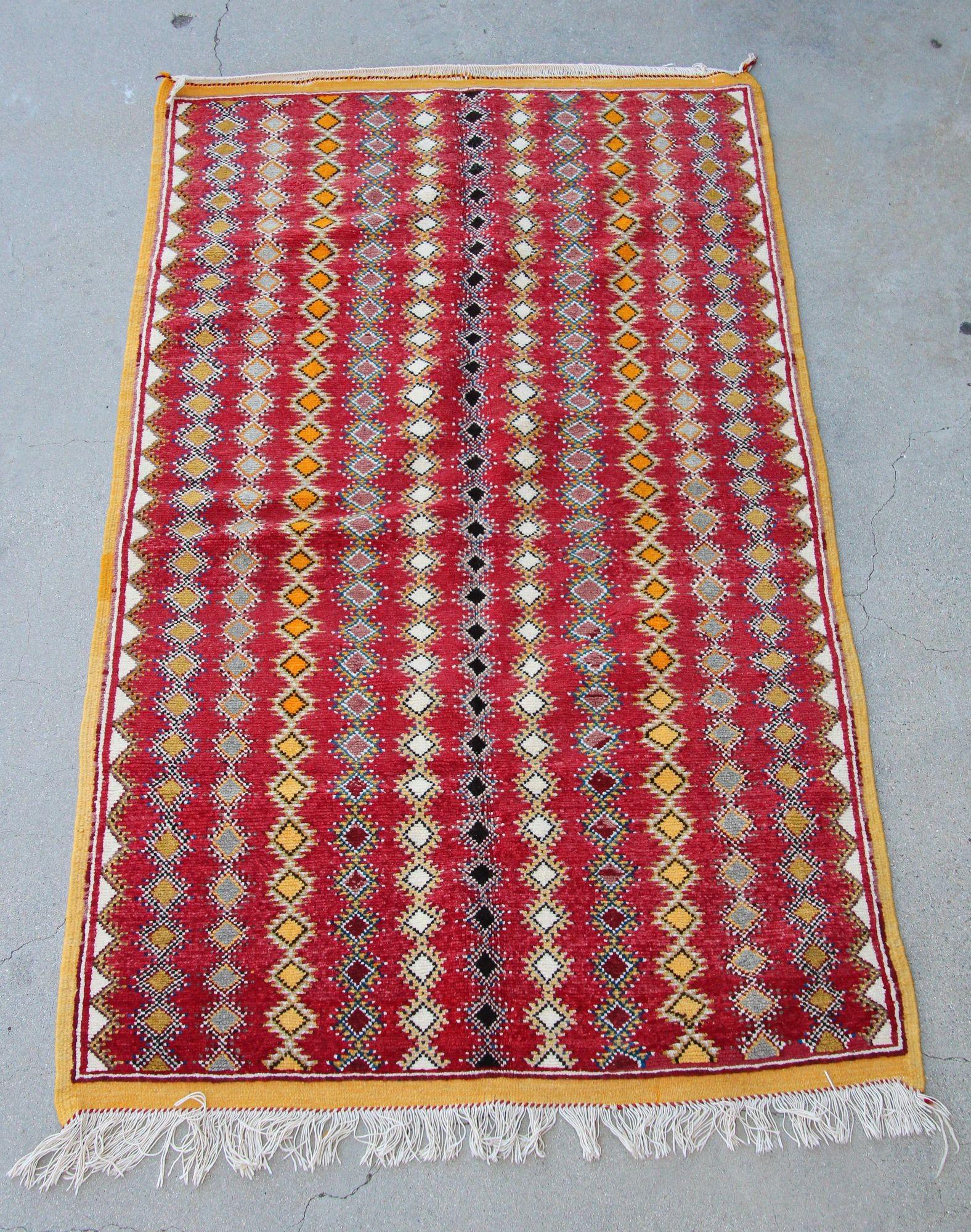 Authentique tapis tribal vintage marocain tissé à la main par des femmes berbères marocaines à l'aide de laine d'agneau biologique et de teinture biologique. Chemin de table tribal marocain d'Afrique du Nord à poils ras, tissé à la main par les