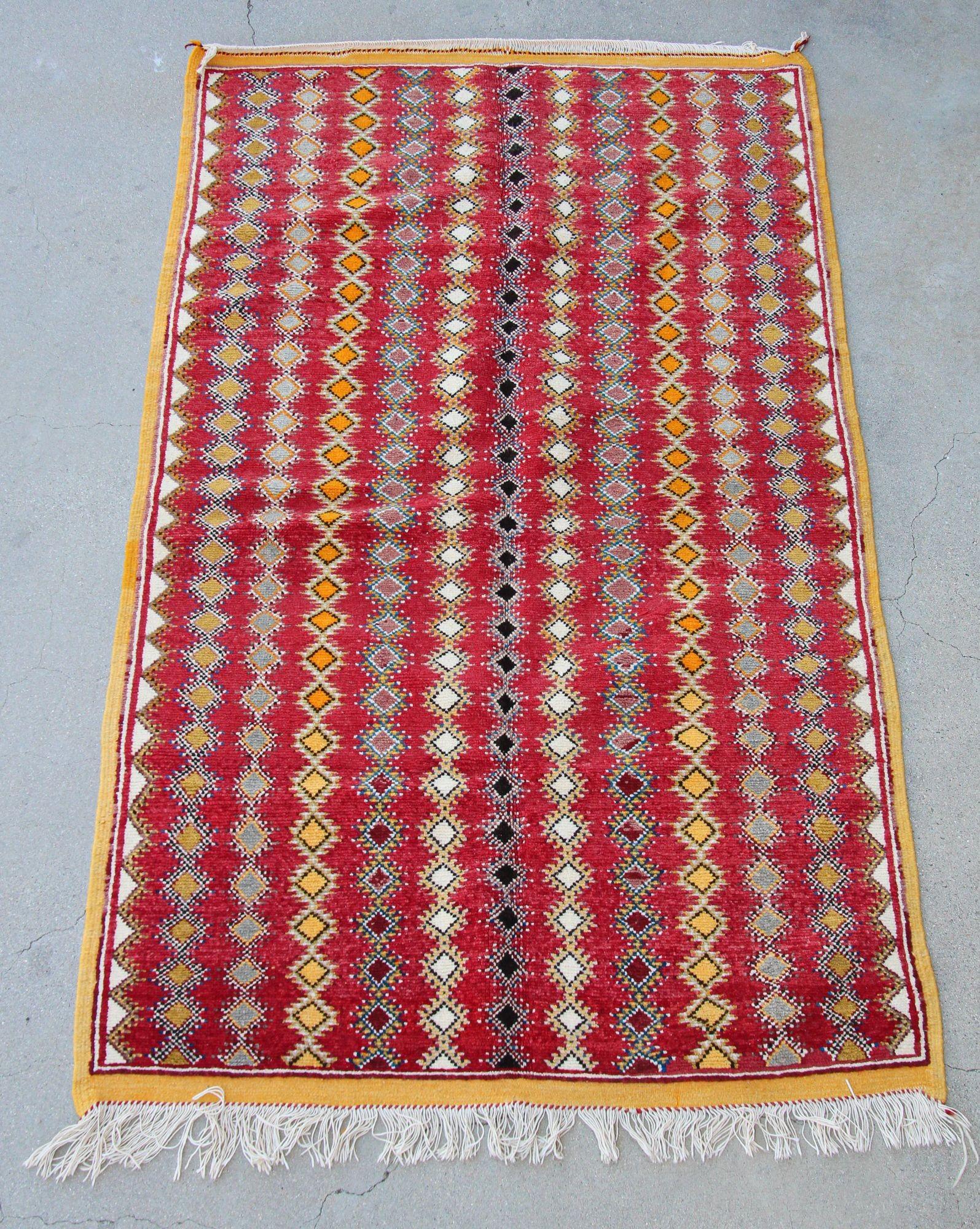 1980s Vintage Moroccan Boujad Hand-Woven Tribal Rug In Good Condition For Sale In North Hollywood, CA
