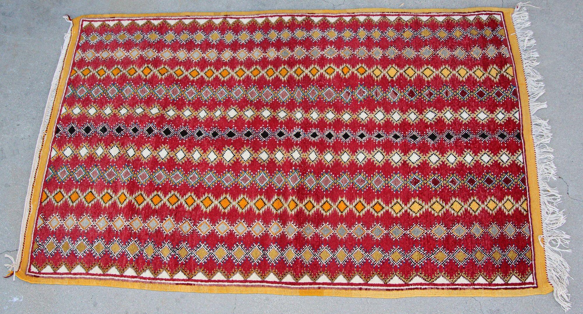 1980s Vintage Moroccan Boujad Hand-Woven Tribal Rug For Sale 3