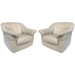 Paire de grands fauteuils club en cuir, années 1980