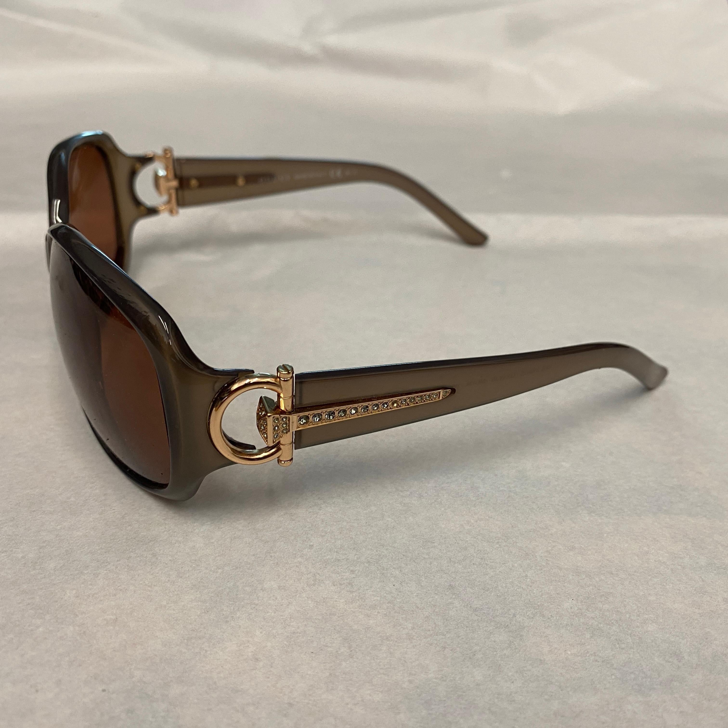 A lovely pairs of jewel sunglasses designed by Gucci, they have been manufactured in Italy in the Eighties. The gilded metal and swaroski glasses are in good conditions. they come with their original case.
