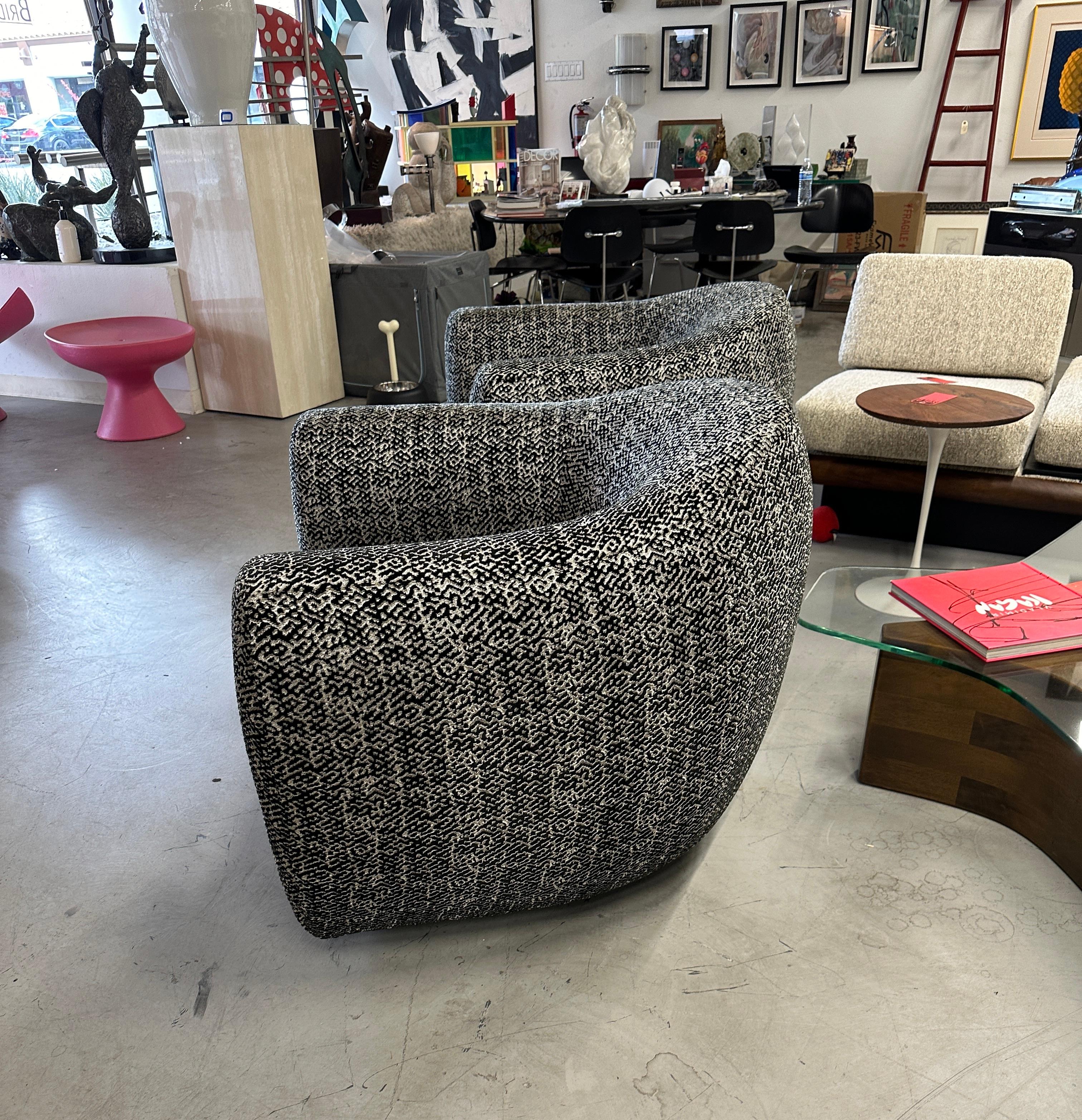 1980’s Vintage Oversized Swivel Chairs Reupholstered in Pollack/Weitzner Fabric For Sale 3