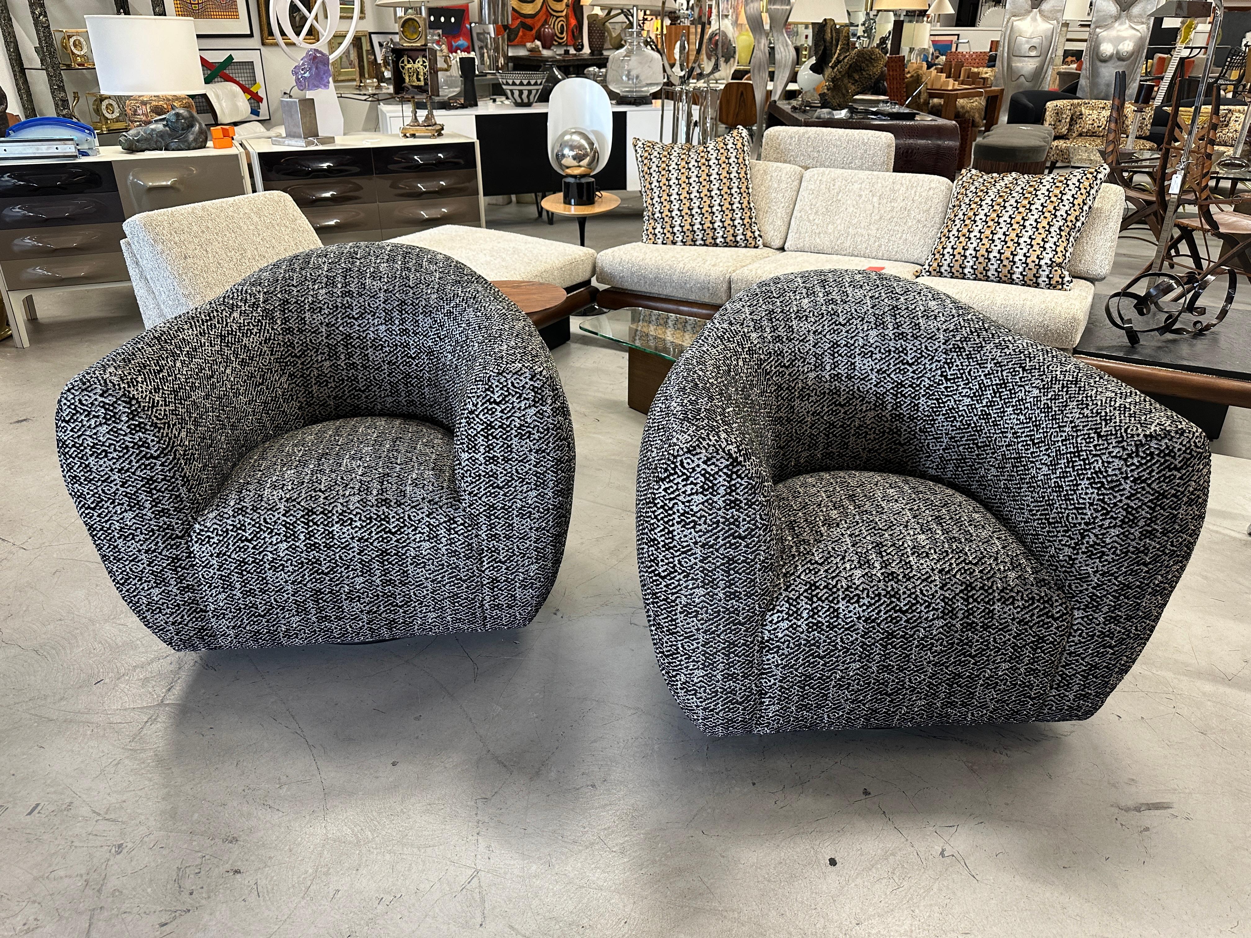 1980’s Vintage Oversized Swivel Chairs Reupholstered in Pollack/Weitzner Fabric For Sale 1