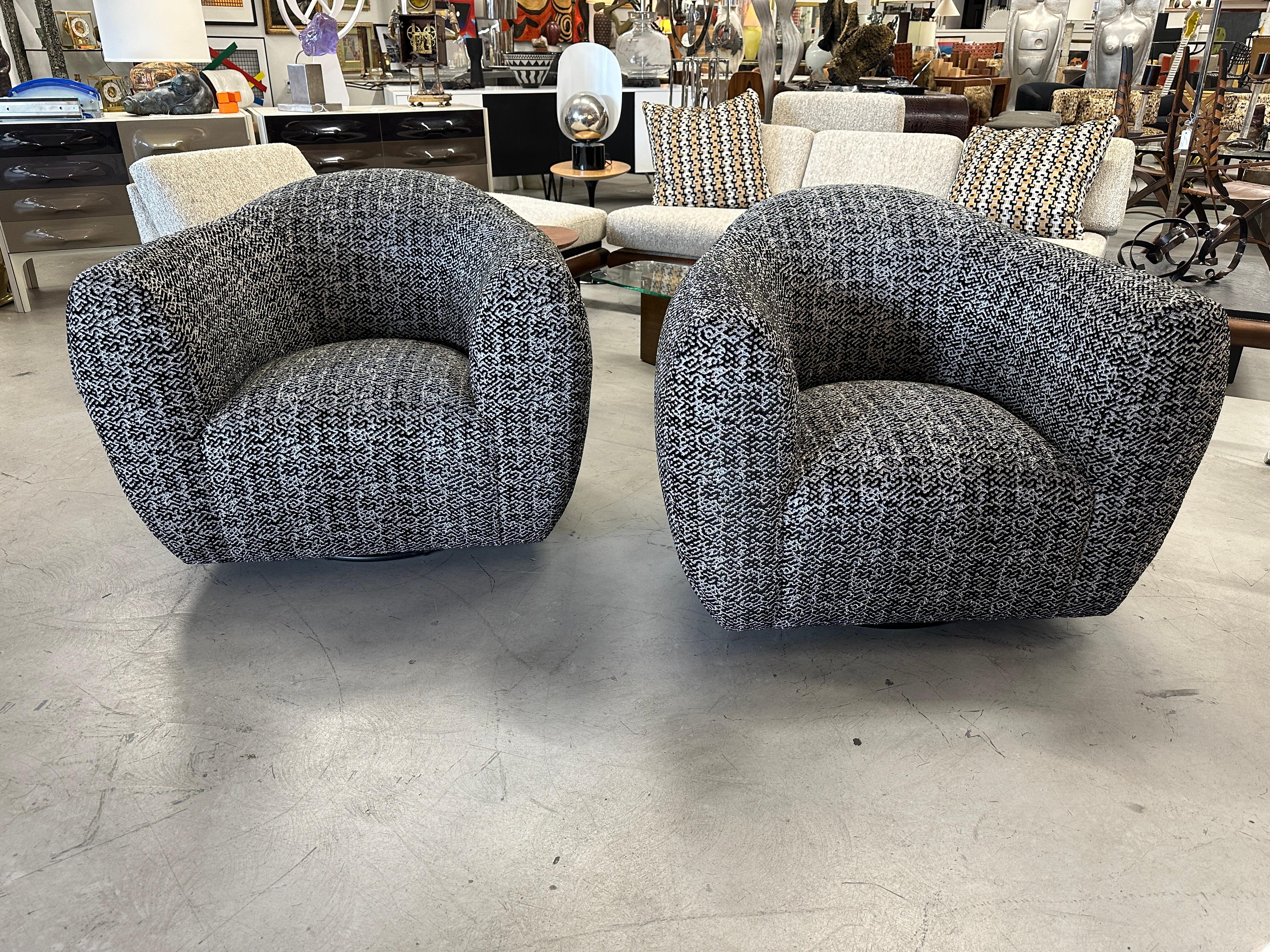 1980’s Vintage Oversized Swivel Chairs Reupholstered in Pollack/Weitzner Fabric For Sale 2