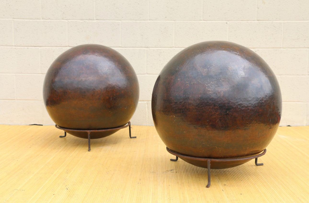 Mid-Century Modern Paire de sculptures de sphères en cuivre des années 1980 par Robert Kuo en vente